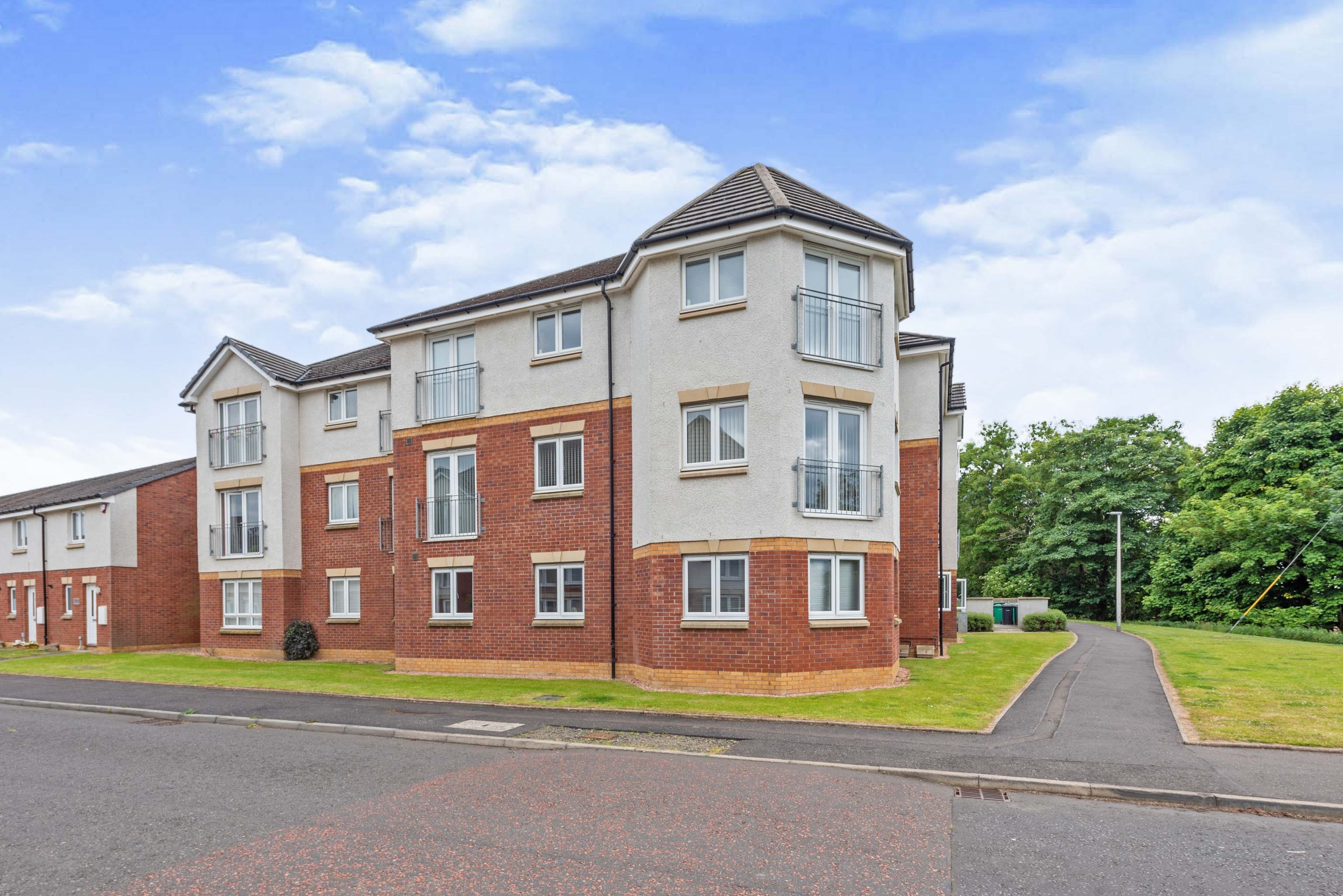 2 bedroom flat for sale in Mcdonald Street, Dunfermline, KY11 8SU