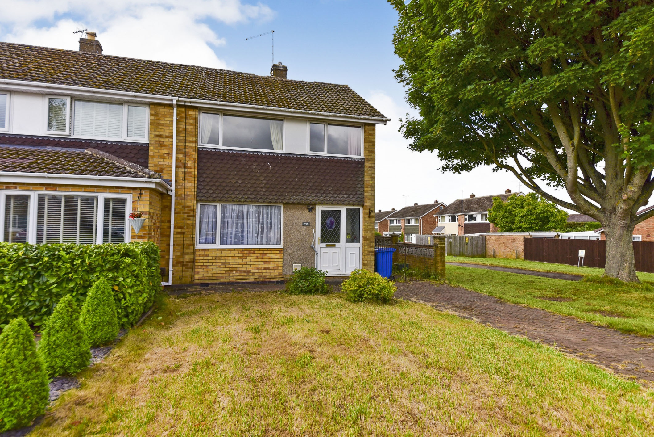 3 bedroom semidetached house for sale in Deeble Road, Kettering, NN15 5HP