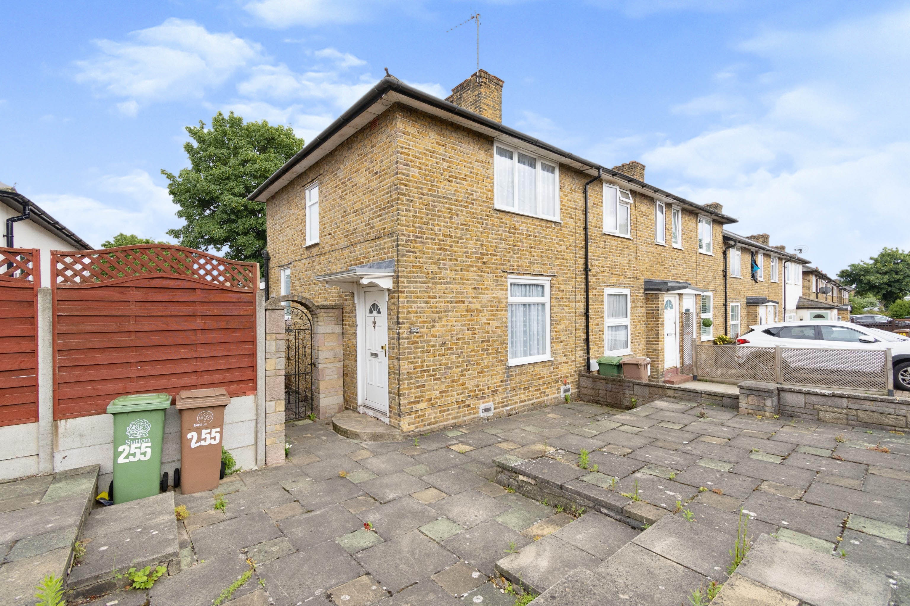 2 bedroom end of terrace house for sale in Peterborough Road, Carshalton, SM5 1DF