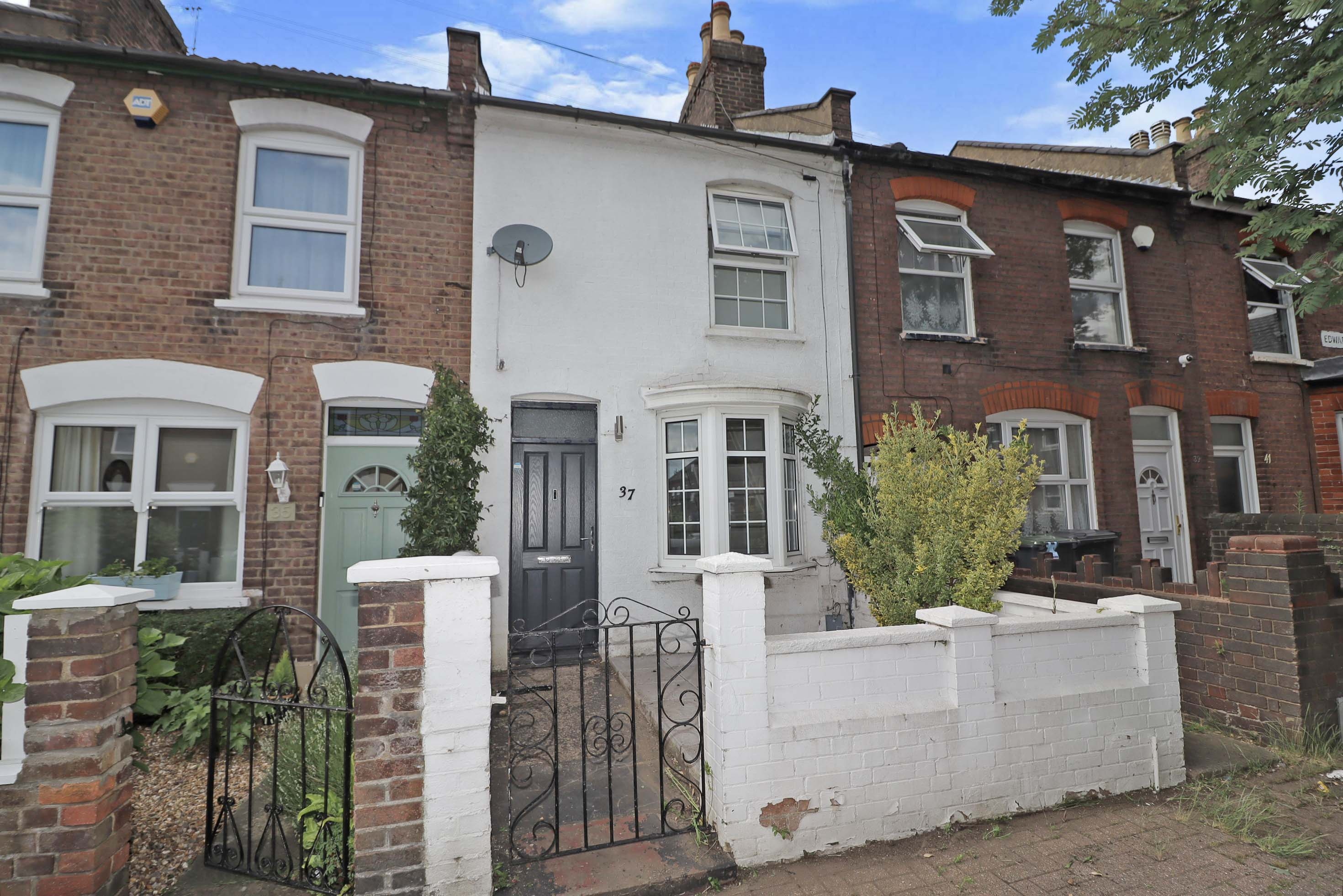 3 bedroom terraced house for sale in Edward Street, Luton, LU2 0NF