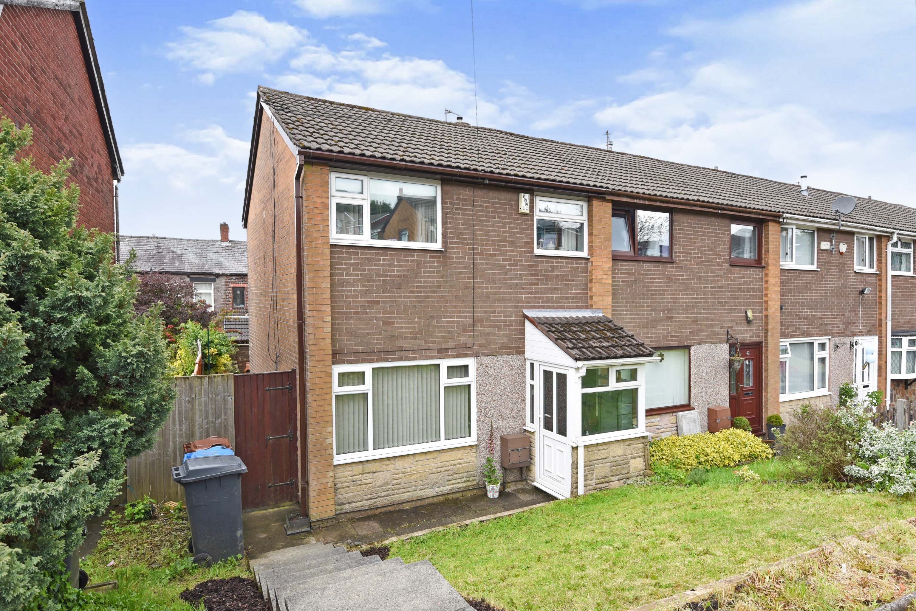 3 bedroom town house for sale in Radcliffe Road, Oldham, OL4 2NR