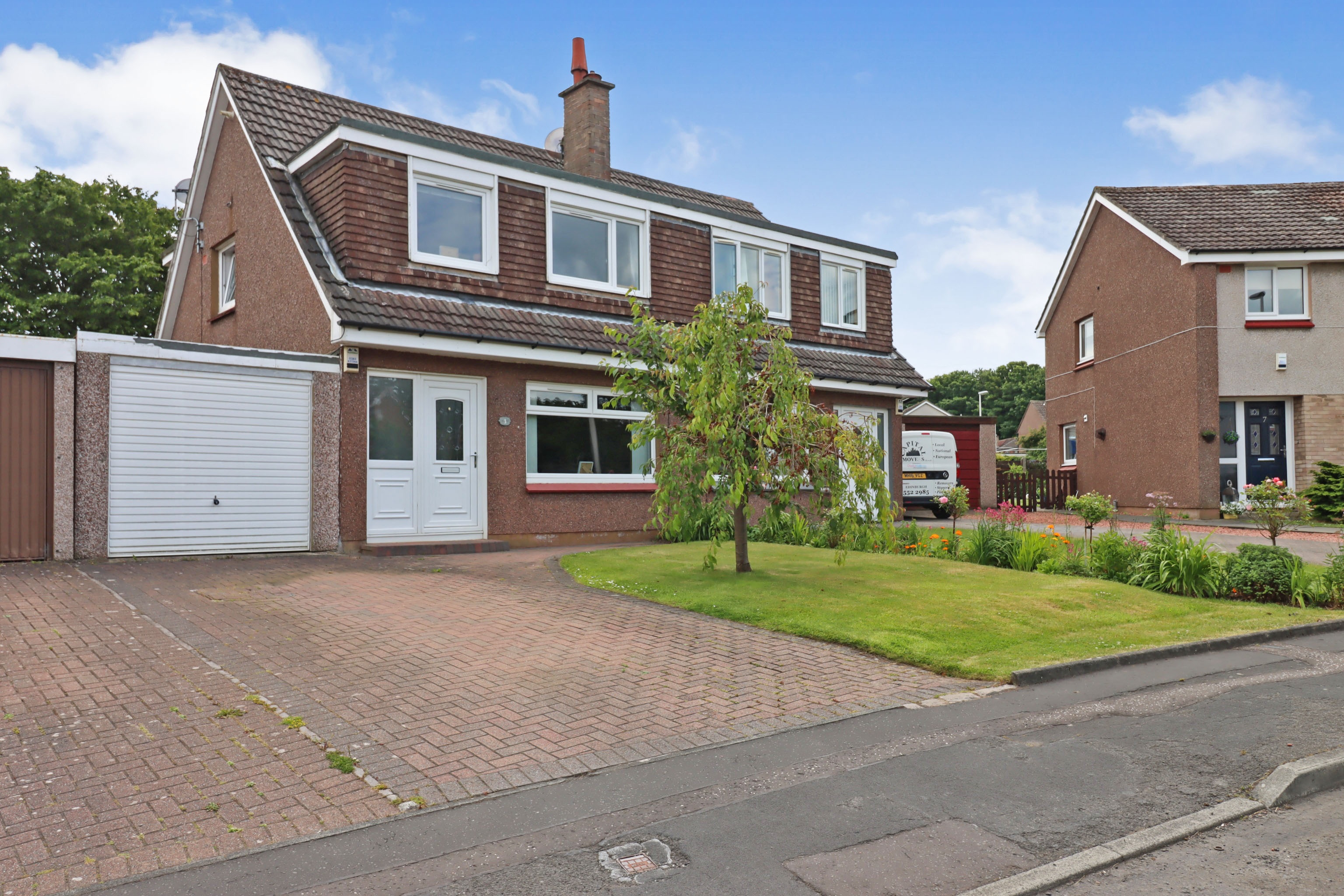 3 bedroom semidetached house for sale in Thorn Grove, Dunfermline