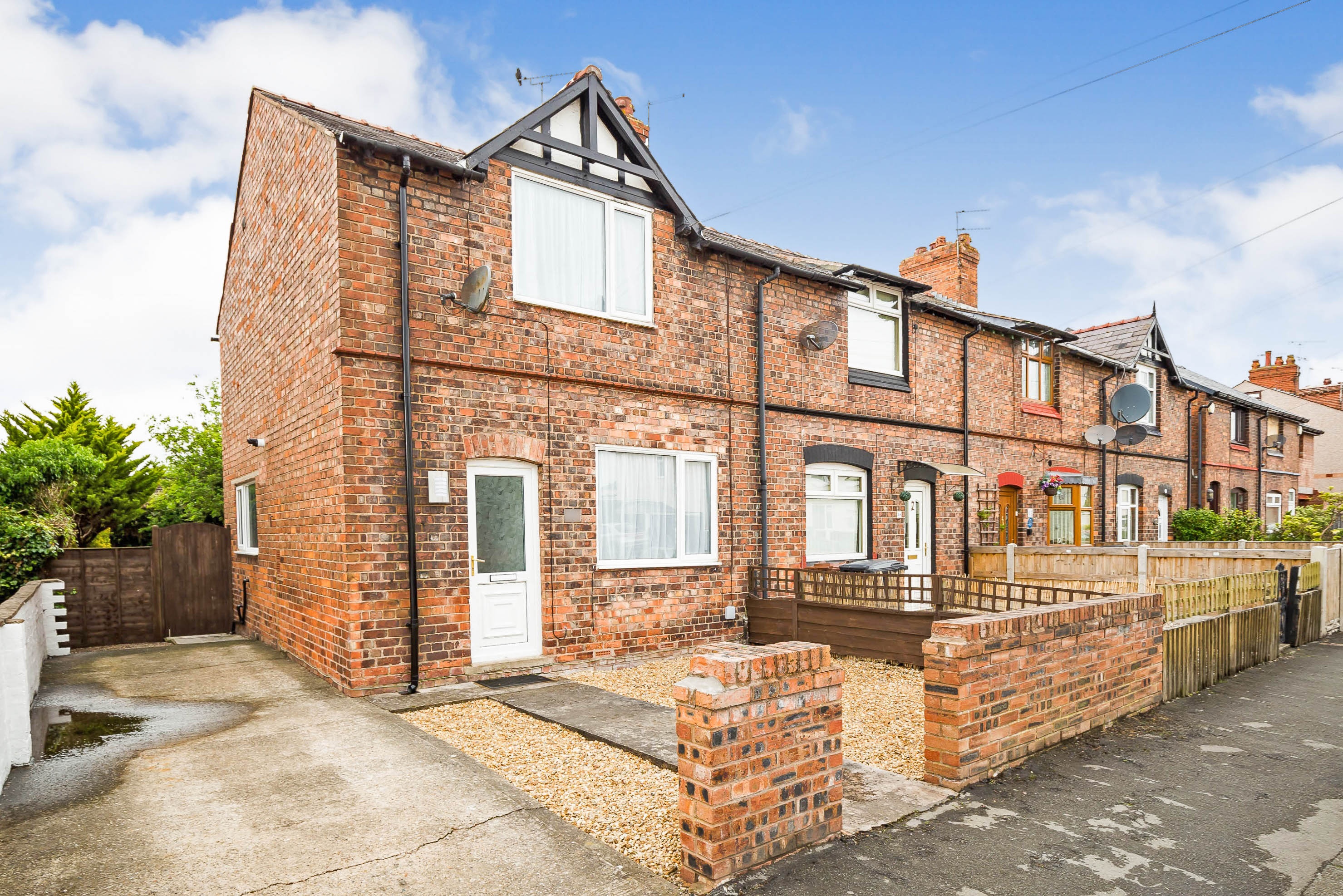 2 bedroom end of terrace house for sale in Victoria Road, Chester, CH4 8SS