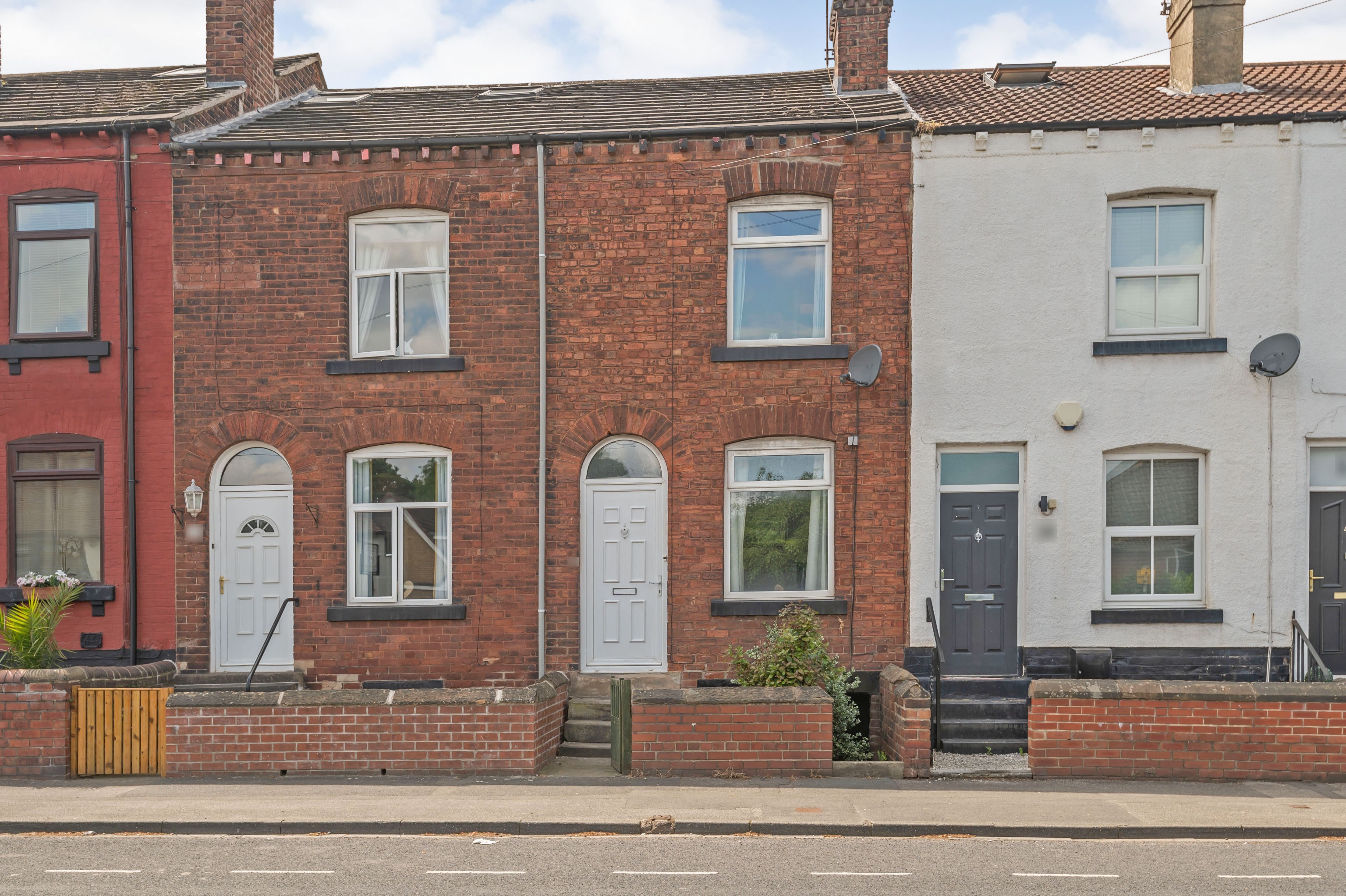 2 bedroom terraced house for sale in Gillett Lane, Rothwell, LS26 0EG