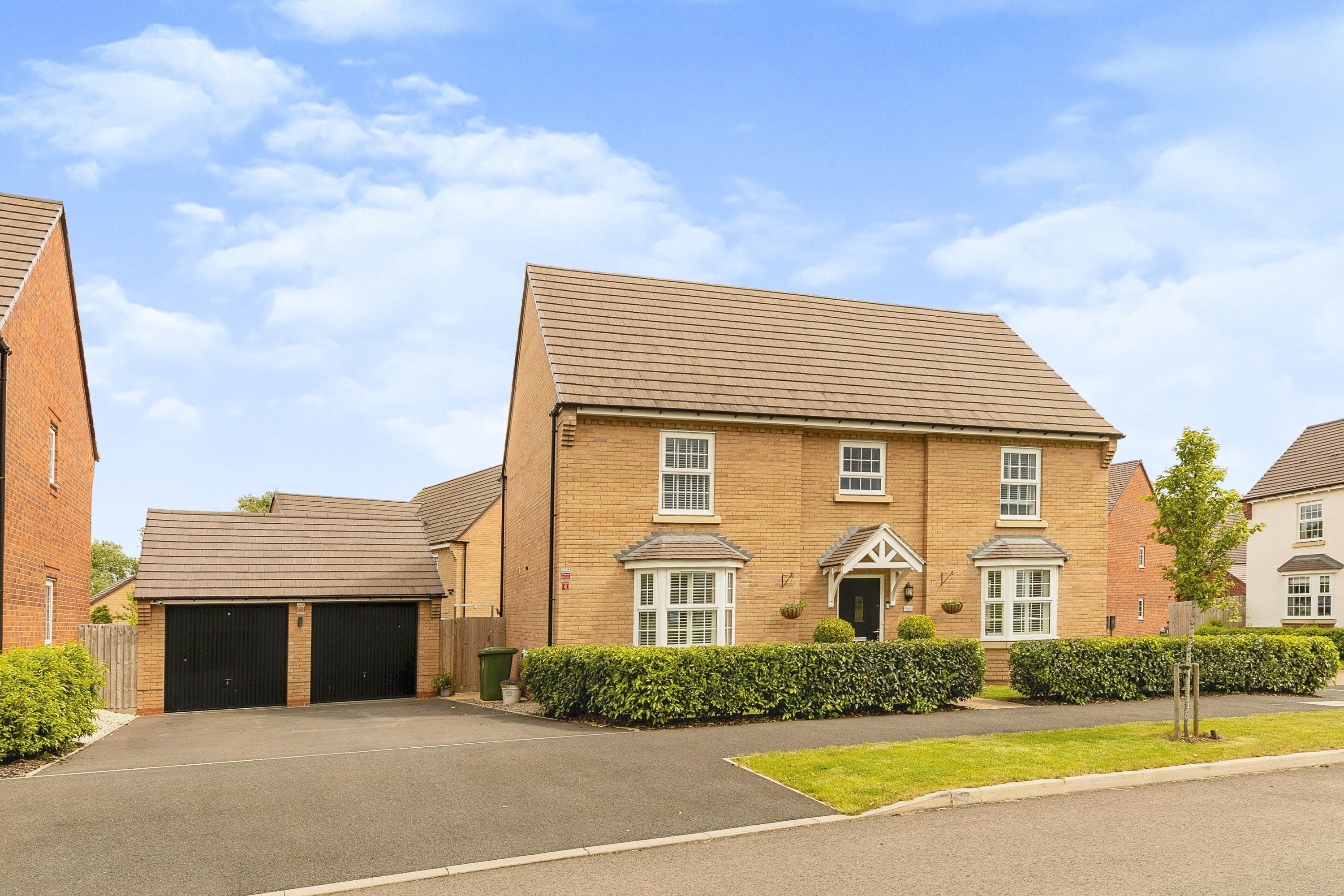 5 bedroom detached house for sale in Water Furrows, Southam, CV47 9AL