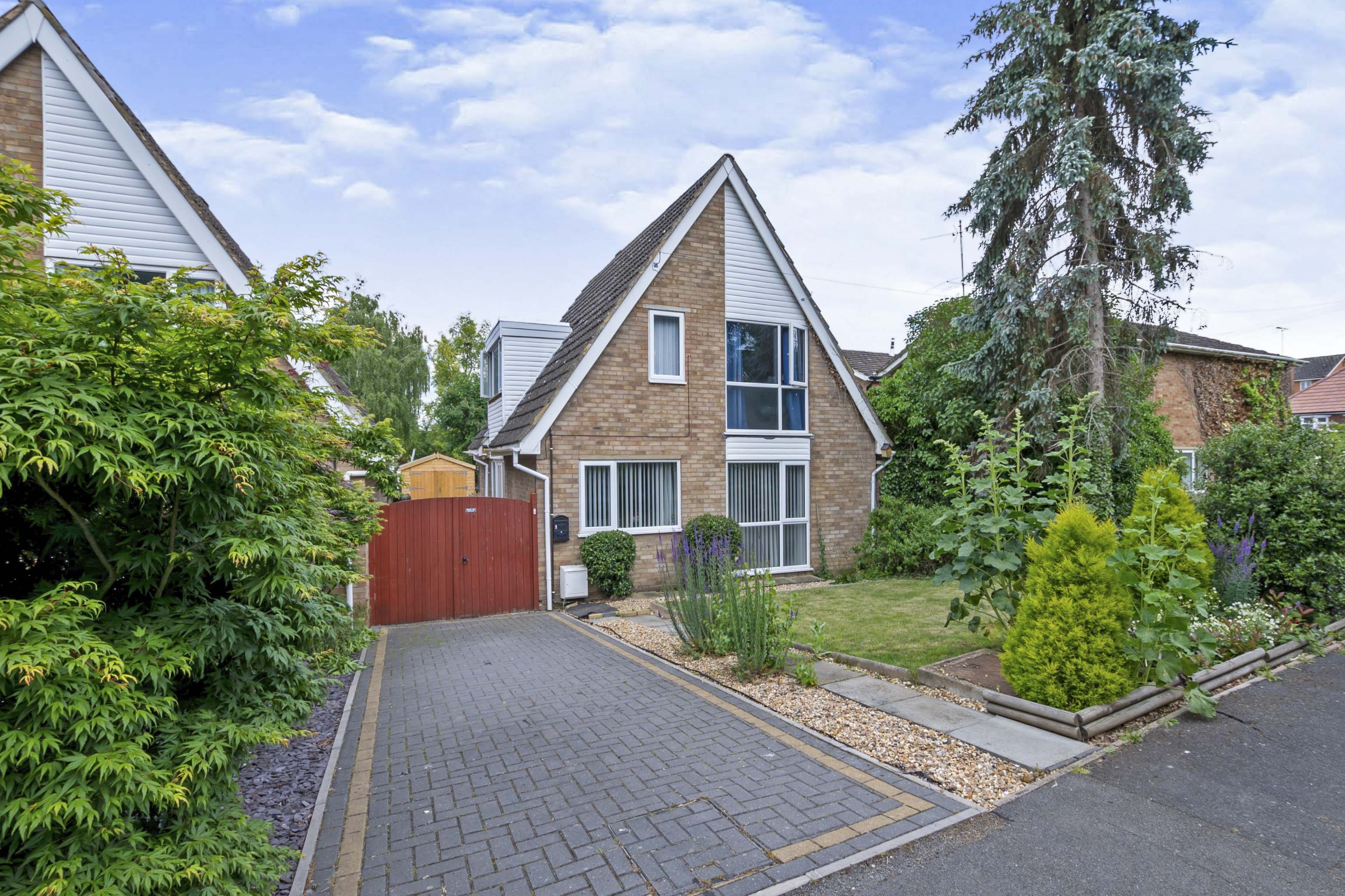 2 bedroom detached house for sale in Glenfield Close, Rushden, NN10 9XY