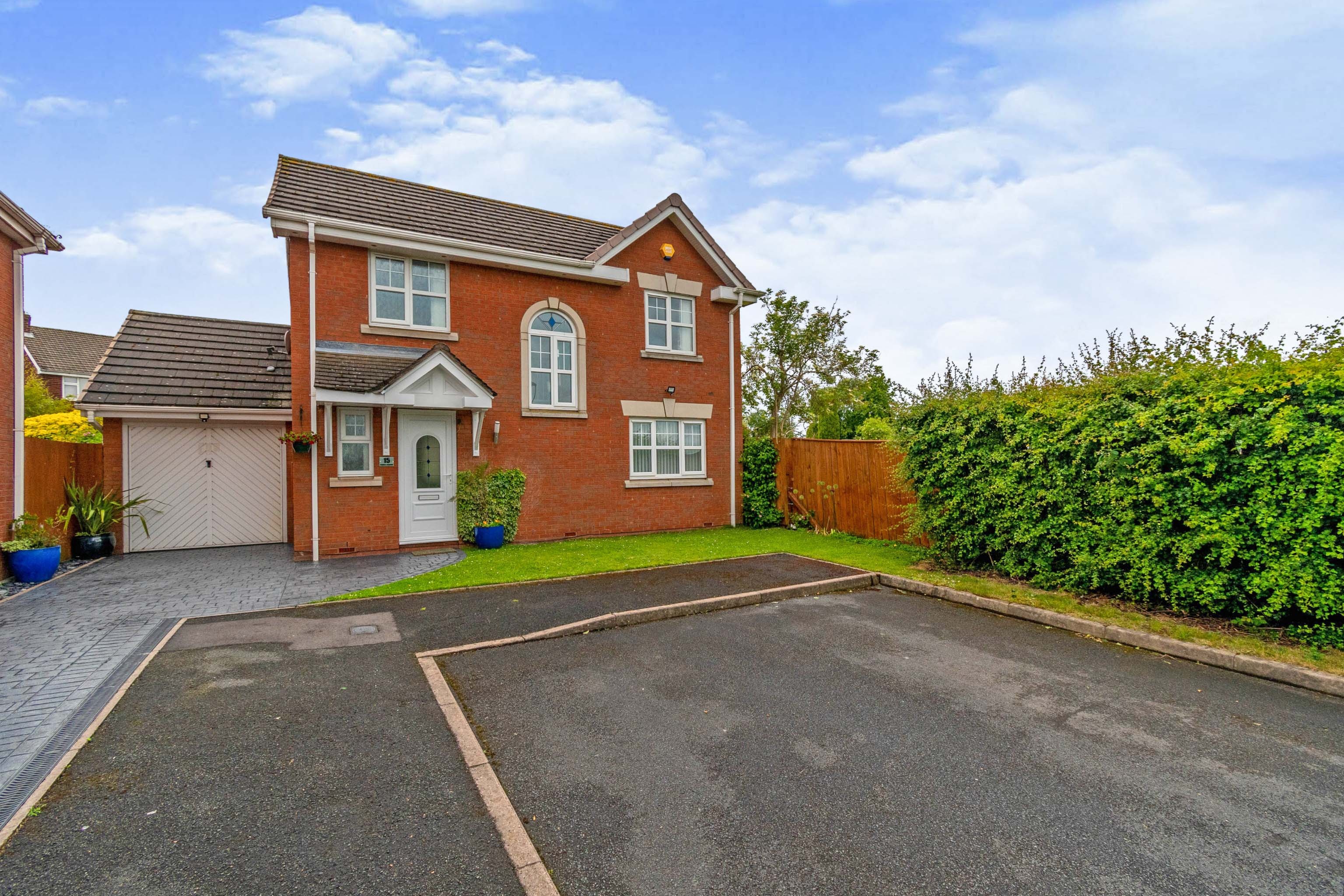 3 bedroom detached house for sale in Pool View, Walsall, WS4 1HD