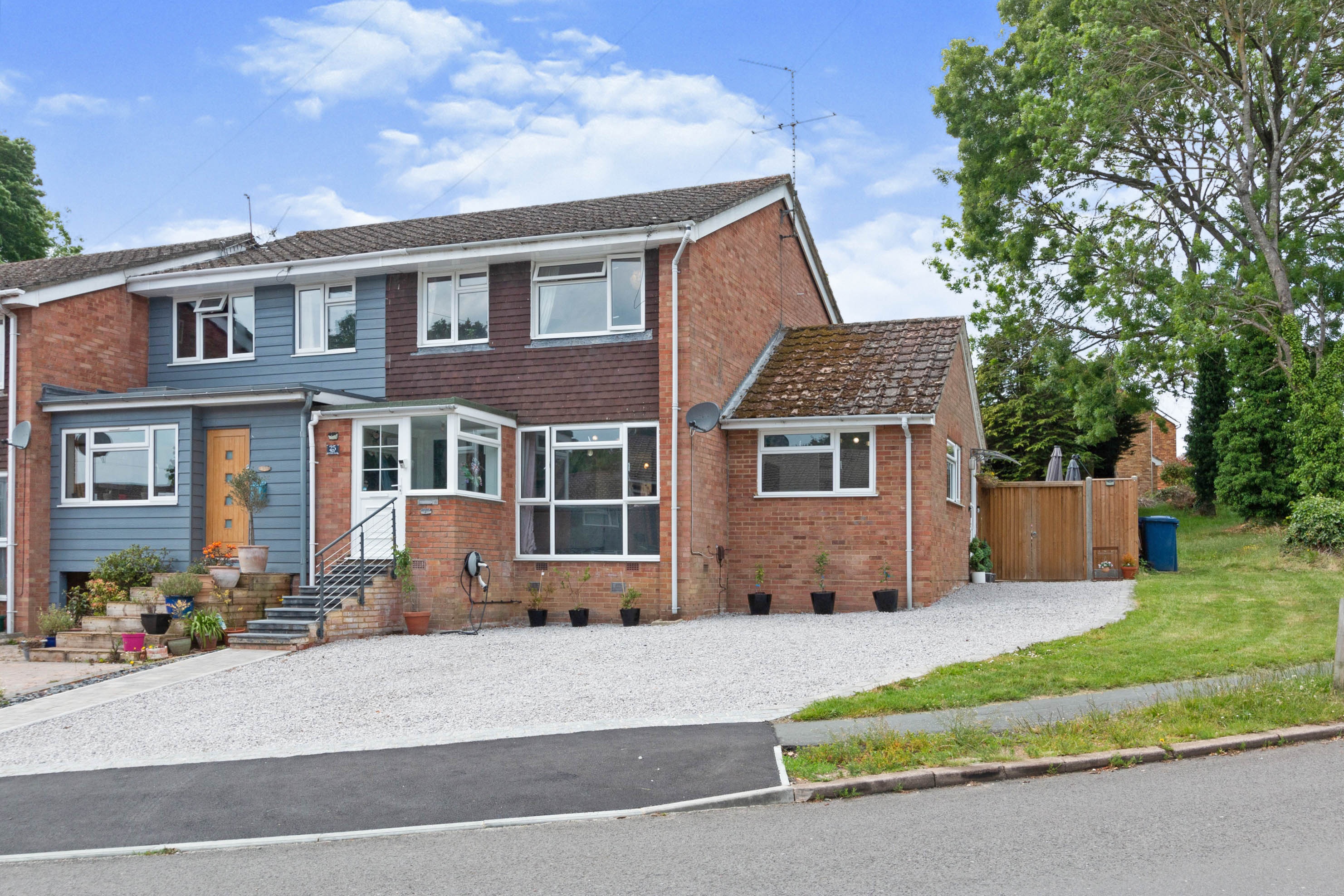 3 bedroom end of terrace house for sale in White Cottage Close, Farnham