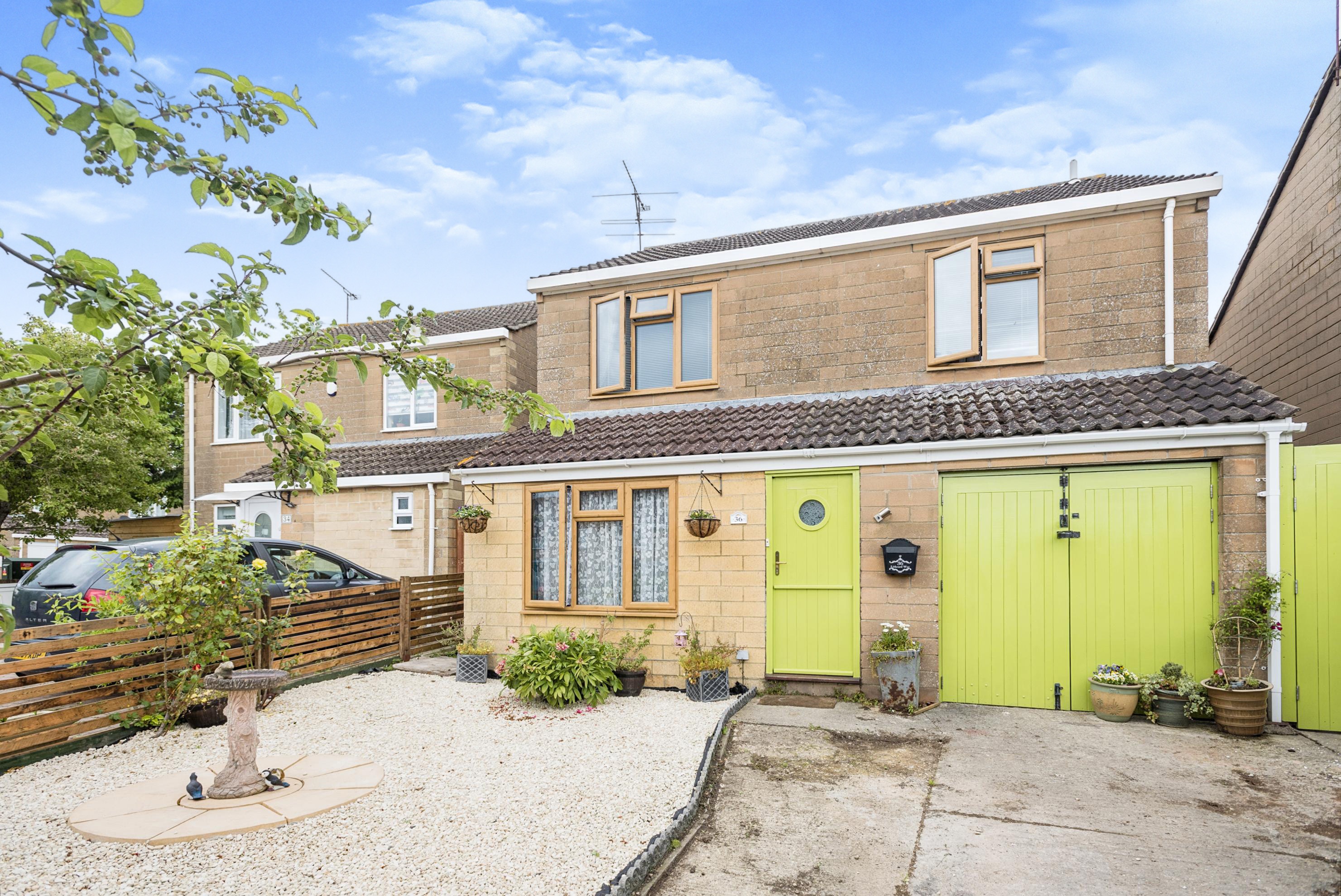 4 bedroom detached house for sale in Liskeard Way Freshbrook, Swindon