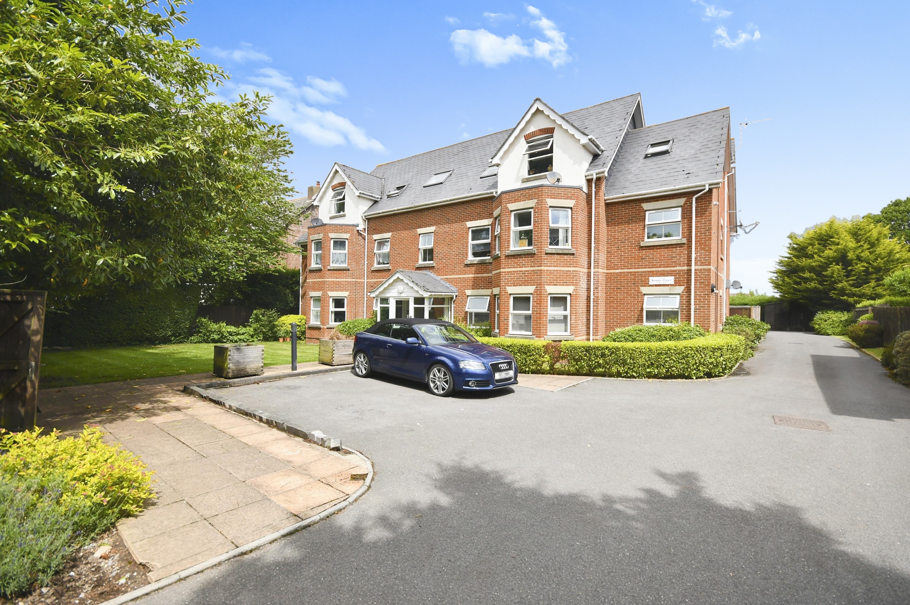 3 bedroom flat for sale in 58 Alton Road, Bournemouth, BH10 4AF