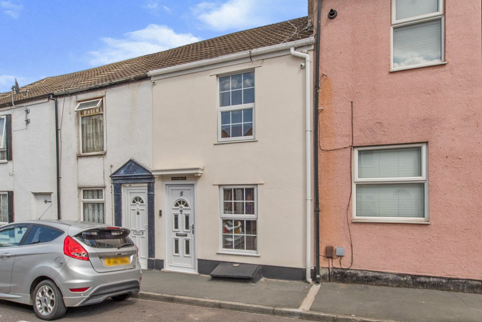 2 bedroom terraced house for sale in Fox Street, Gillingham, ME7 1HQ