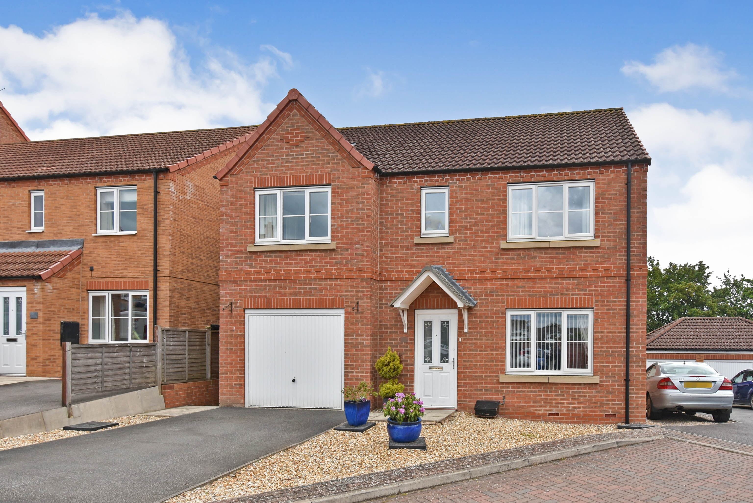 5 bedroom detached house for sale in Shepherds Hill, Pickering, YO18 7JQ