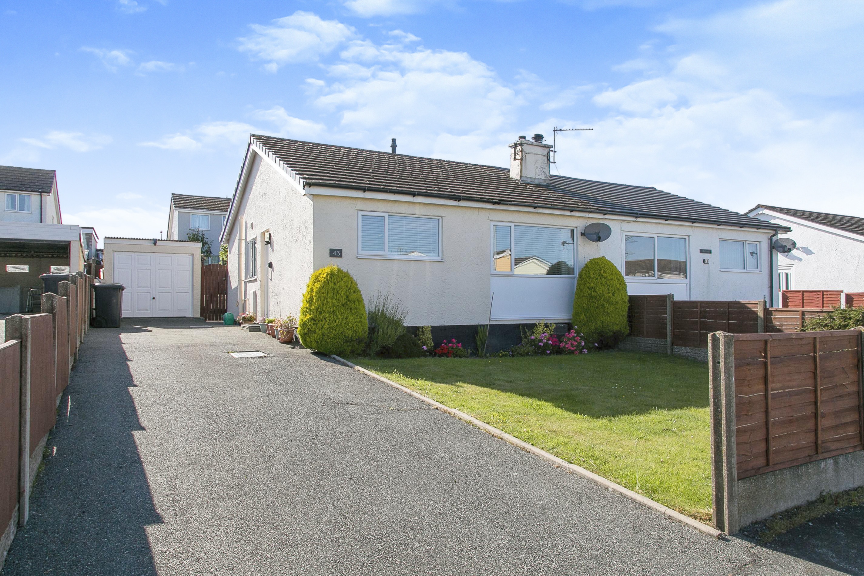 2 bedroom semidetached bungalow for sale in Lon Gardener, Holyhead