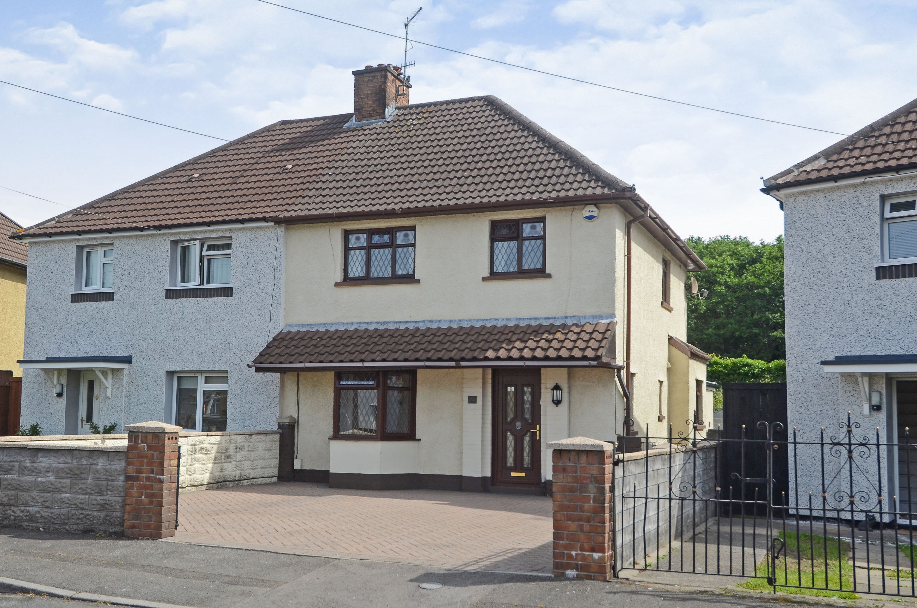 3 bedroom semidetached house for sale in Hawthorn Crescent, Pontypridd