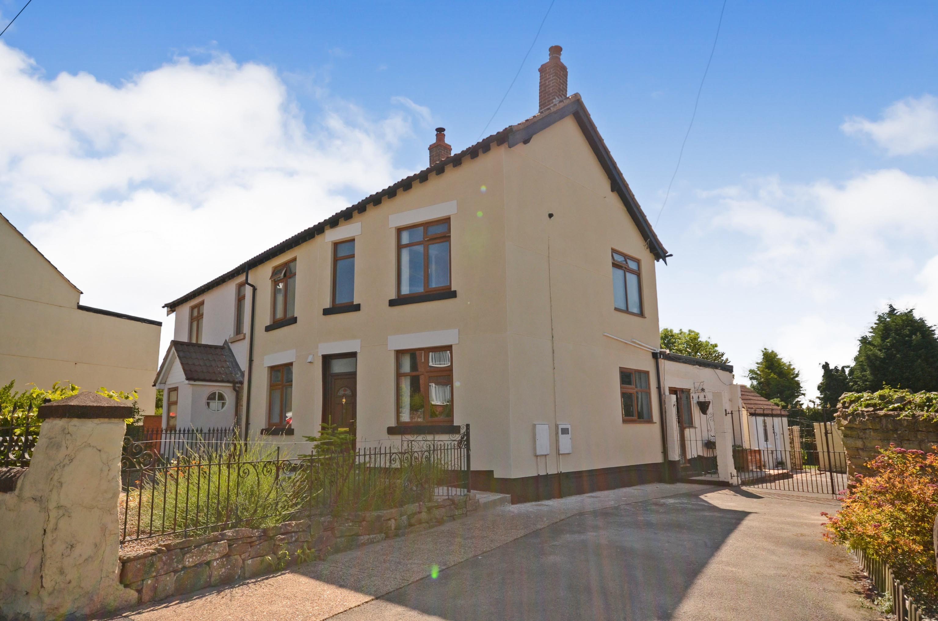 3 bedroom character property for sale in Blackwell Road, Huthwaite, Suttoninashfield, NG17 2QZ