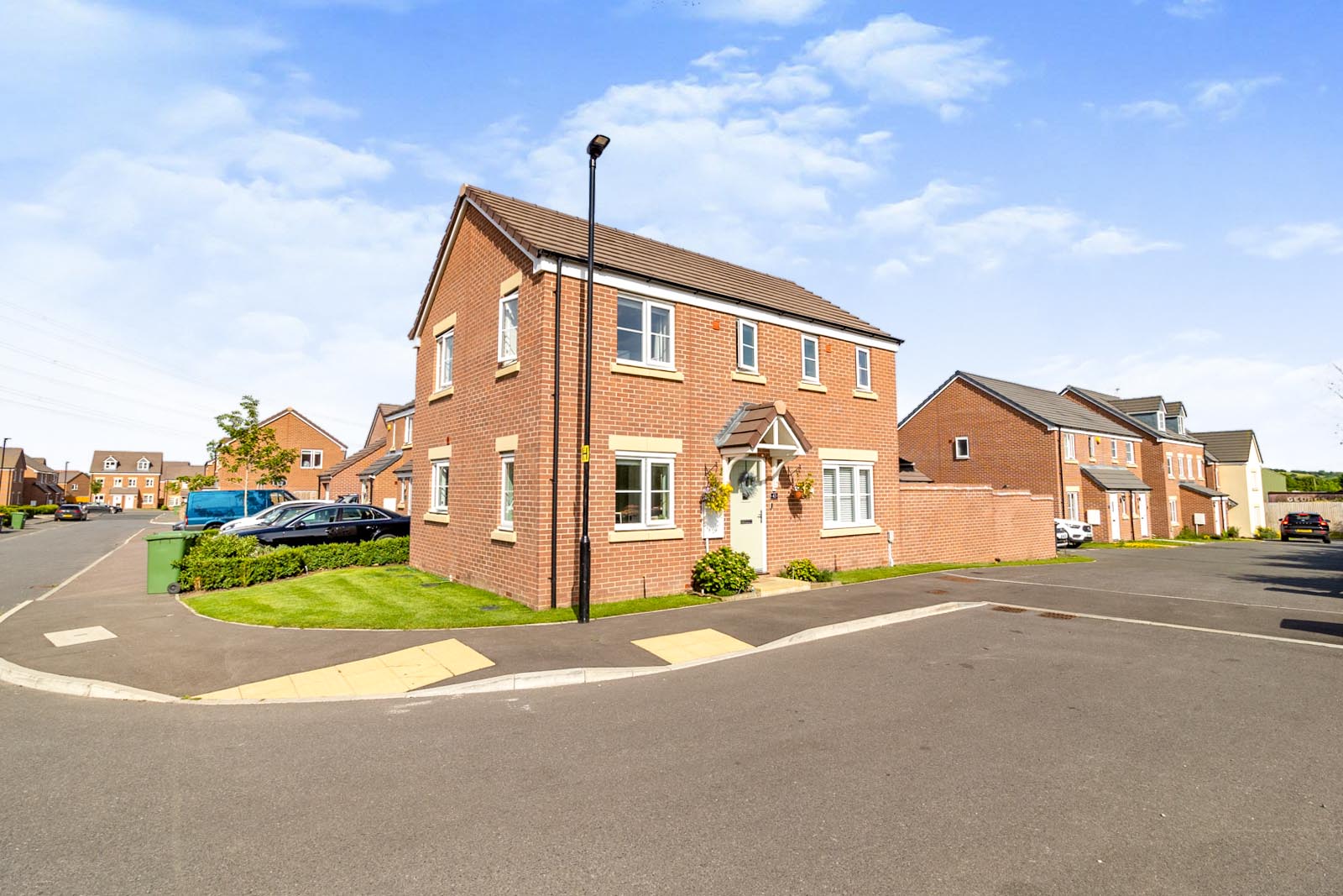 3 bedroom detached house for sale in Messor Gardens, Leighton Buzzard ...