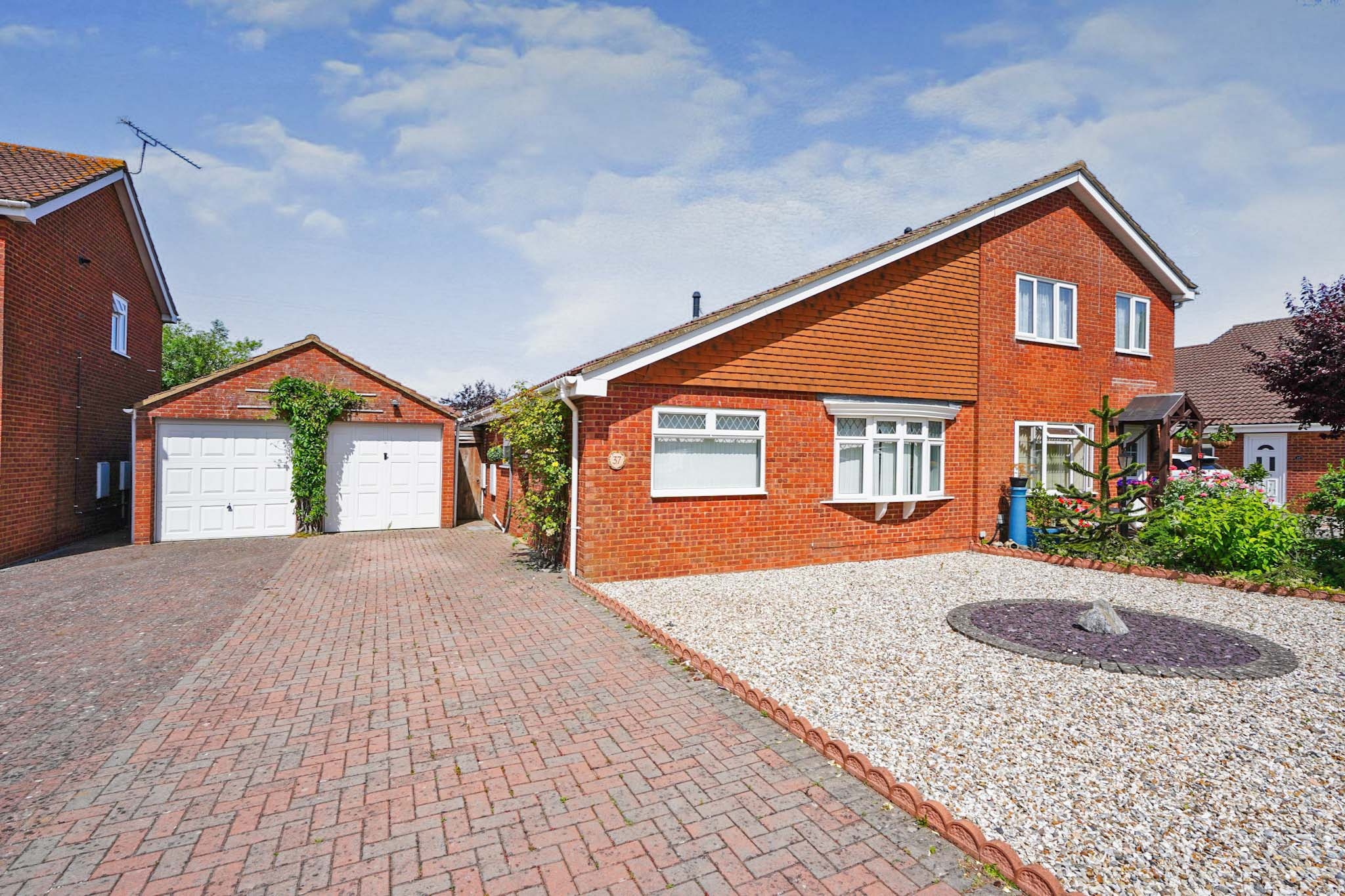2 bedroom bungalow for sale in Barrowby Gate, Swindon, SN3 4UH