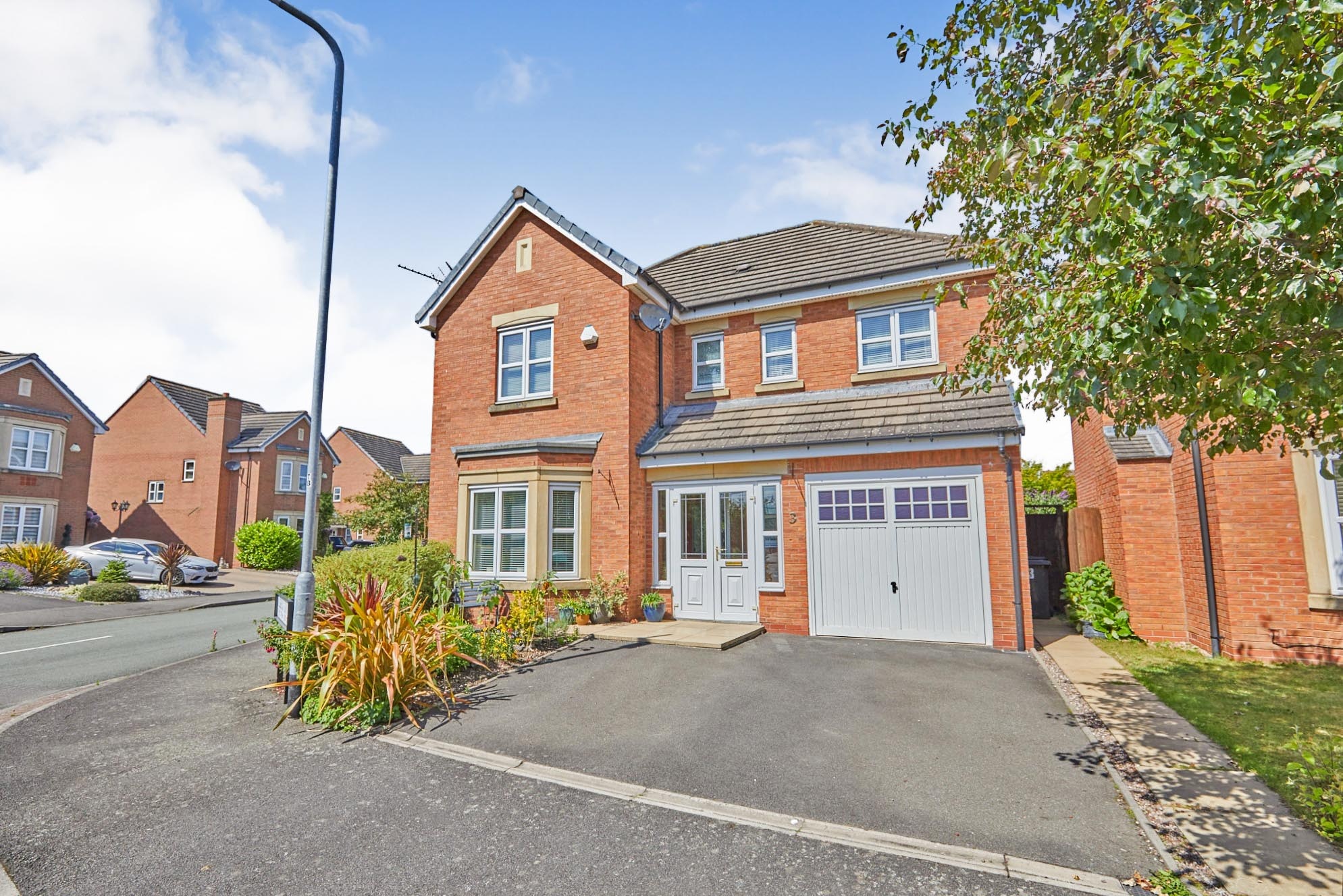 4 bedroom detached house for sale in Alderson Drive, Stretton, Burton