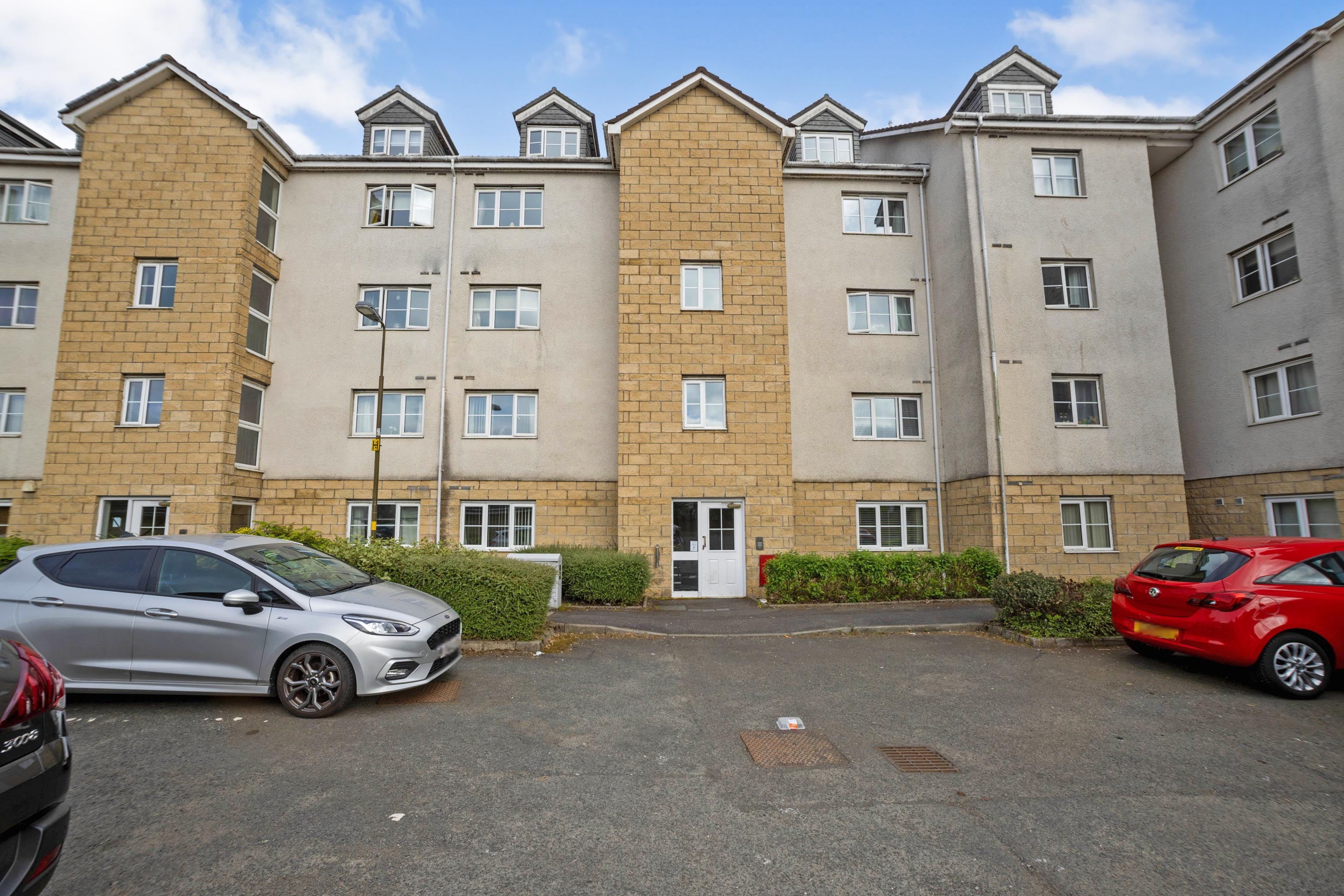 2 bedroom flat for sale in Queens Crescent, Livingston, EH54 8EJ
