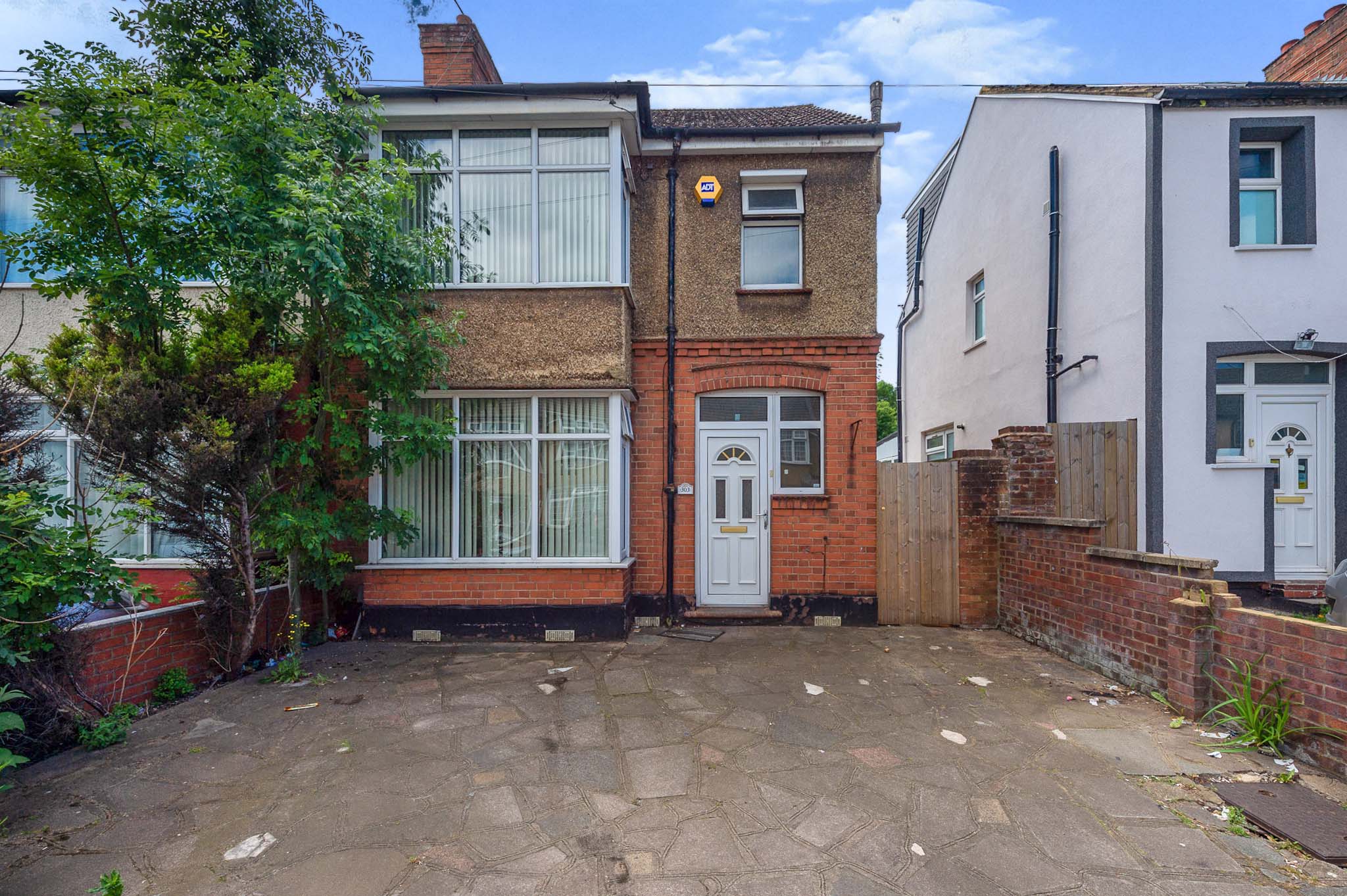 3 bedroom semidetached house for sale in Dallow Road, Luton, LU1 1TF