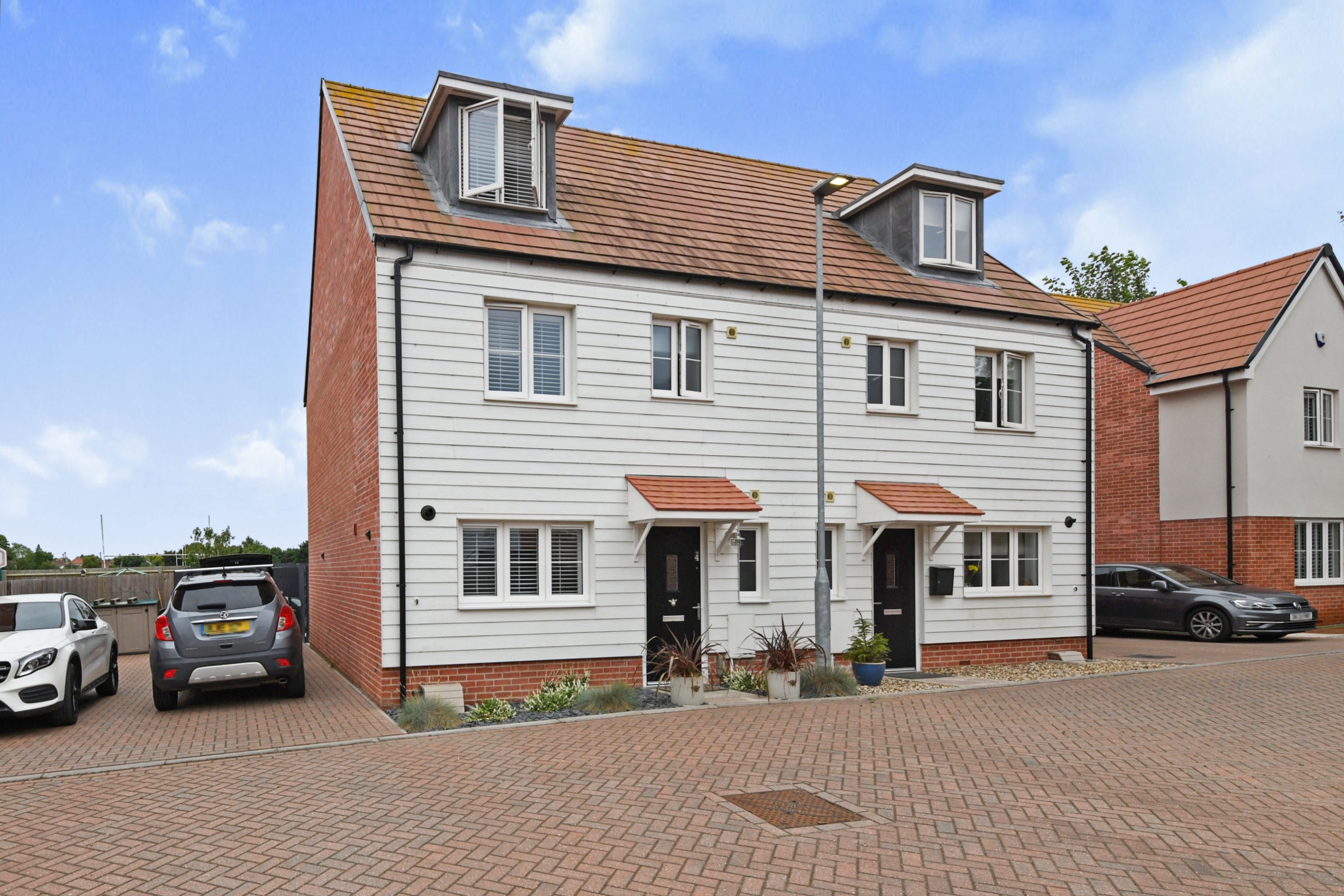 4 bedroom semidetached house for sale in Pond View, Burnhamoncrouch, CM0 8FH