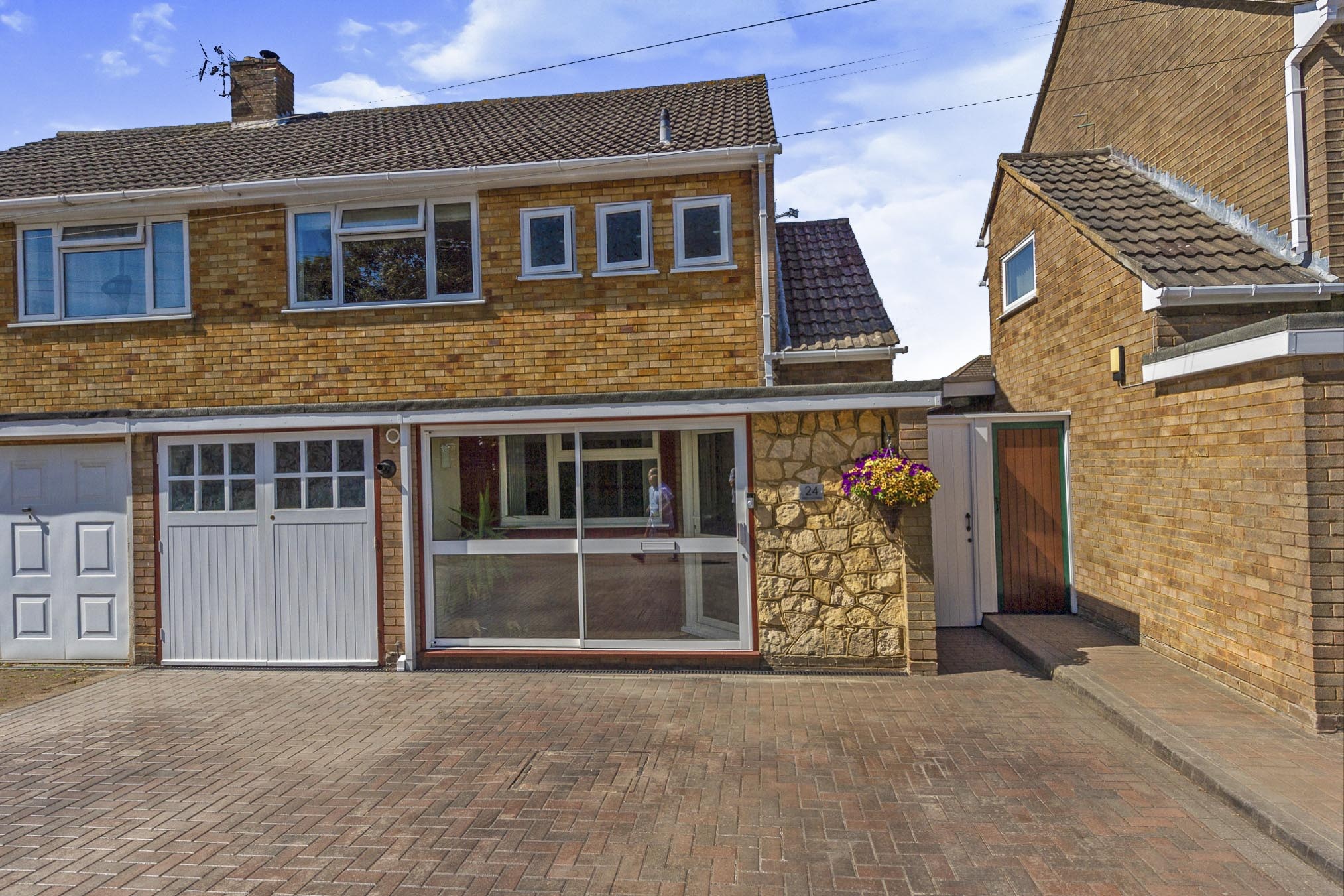 4 bedroom semidetached house for sale in Beaconsfield, Luton, LU2 0RW