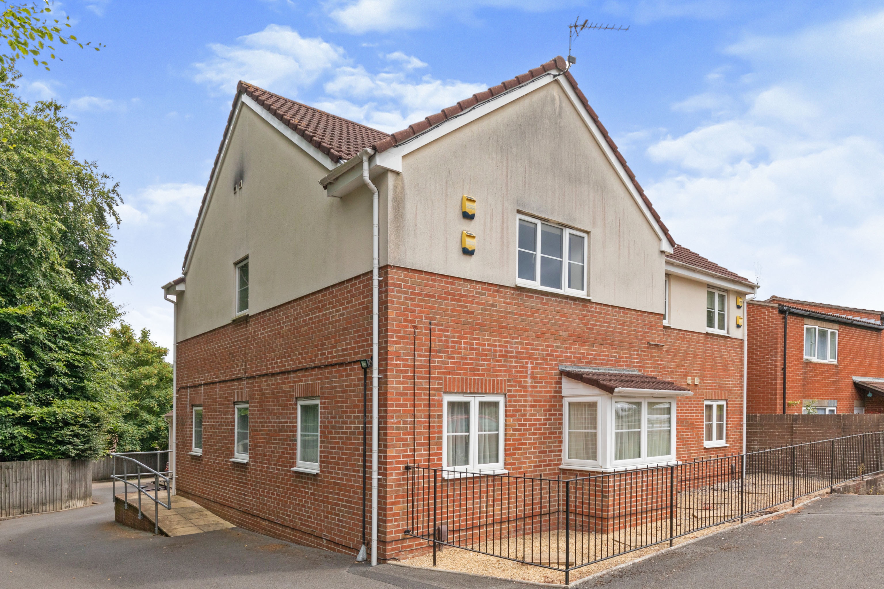 2 bedroom flat for sale in Wootton Road, St. Annes Park, BS4 4FD