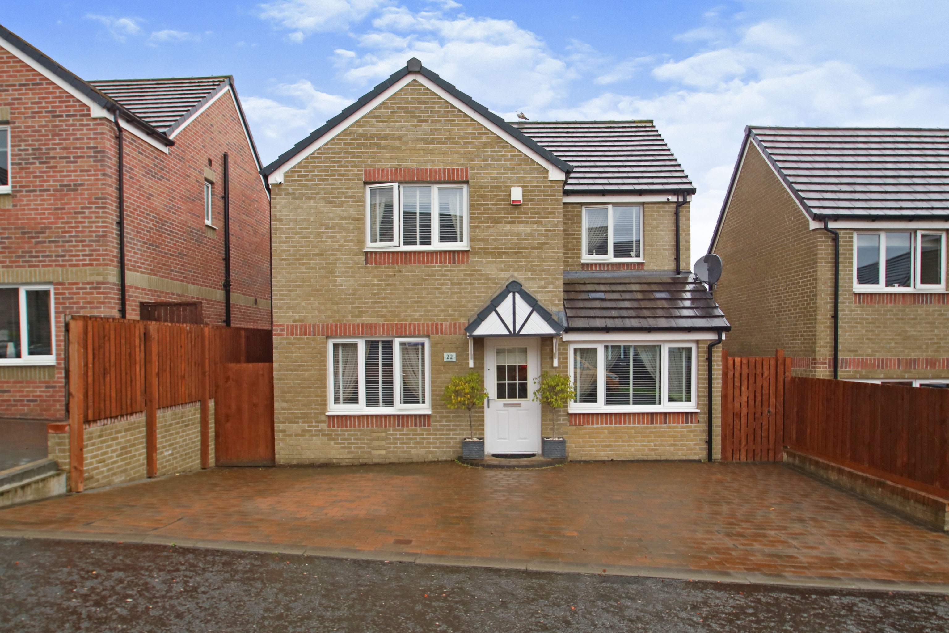 4 bedroom detached house for sale in Tansay Drive, Glasgow, G69 9FD