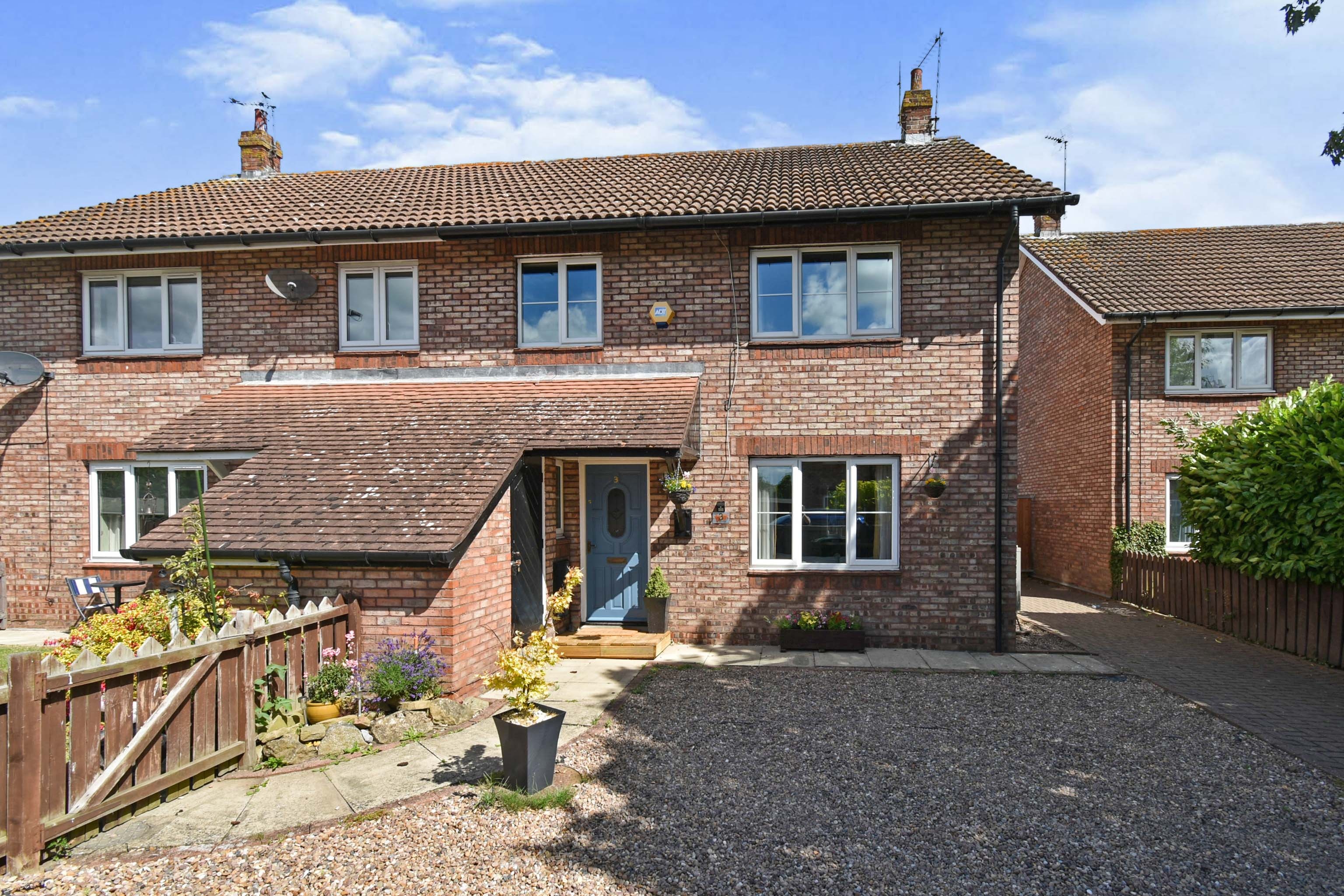 4 bedroom semidetached house for sale in Meadowfield, Bubwith, YO8 6DZ