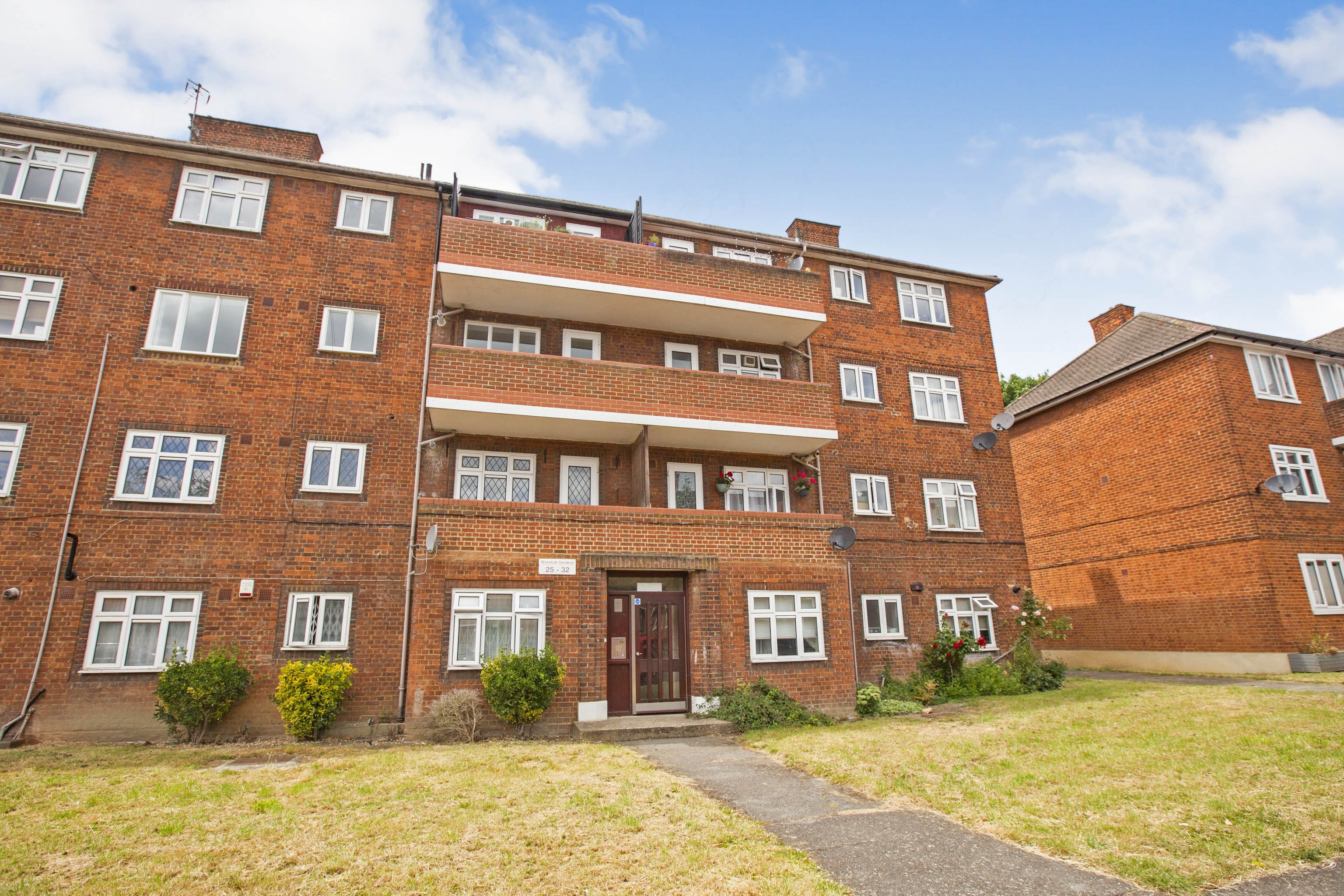 2 bedroom flat for sale in Rivenhall Gardens, London, E18 2BU