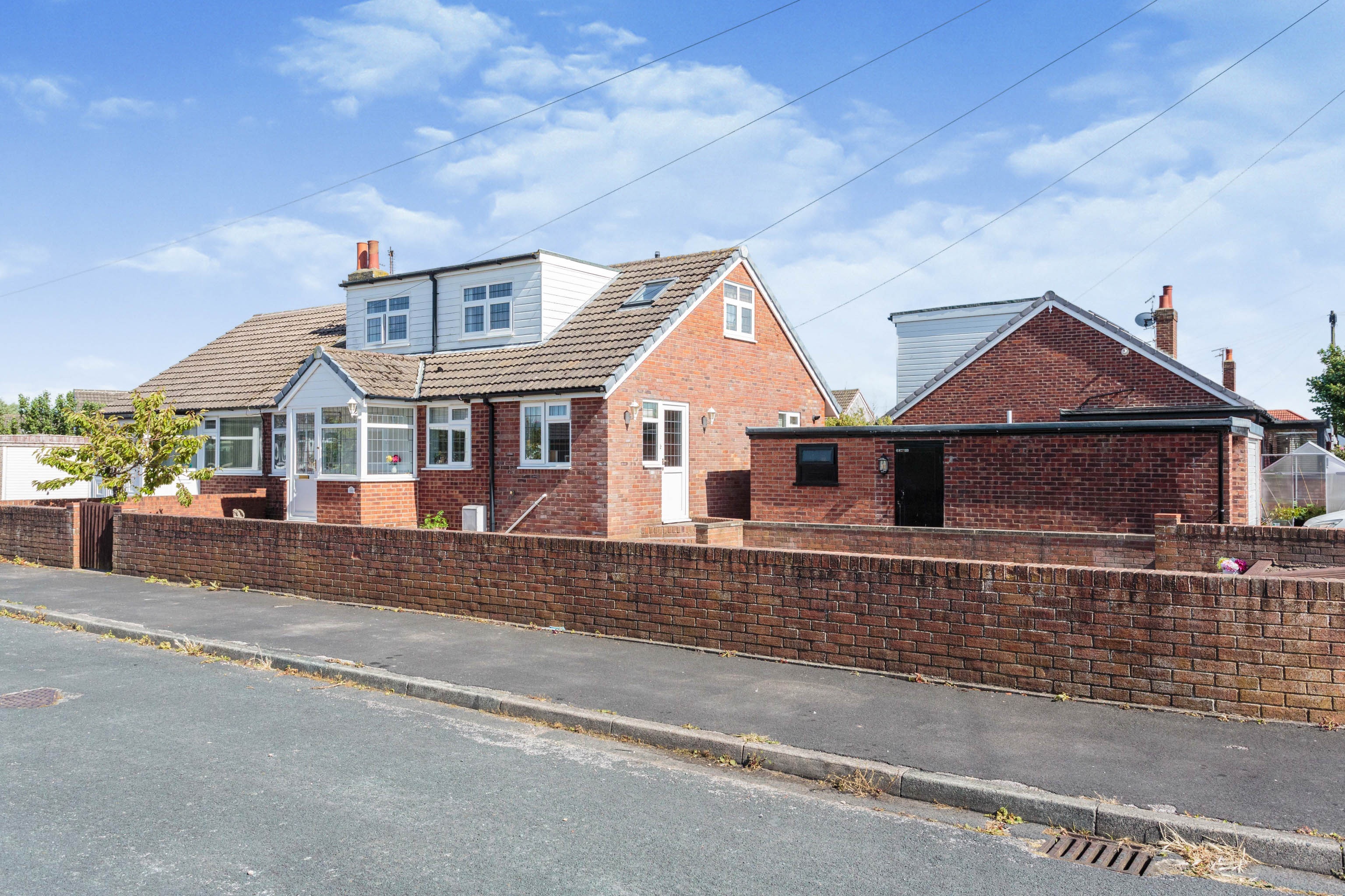 4 bedroom semidetached bungalow for sale in Kingston Close, Poultonle