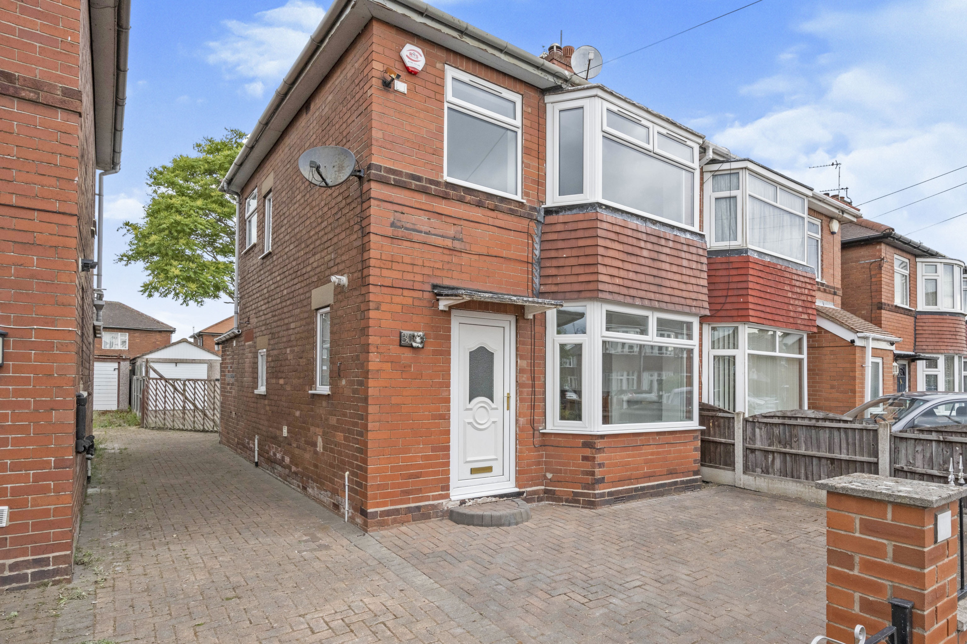 3 bedroom semidetached house for sale in Drake Road, Wheatley