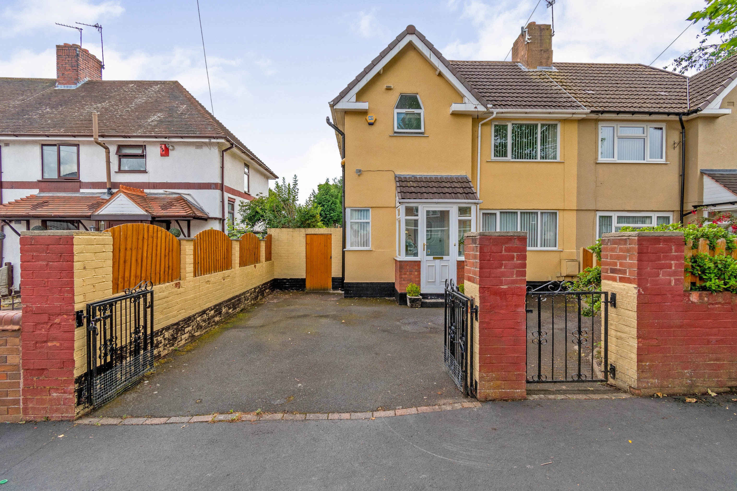 3 bedroom semidetached house for sale in Barlow Road, Wednesbury, WS10 9QB