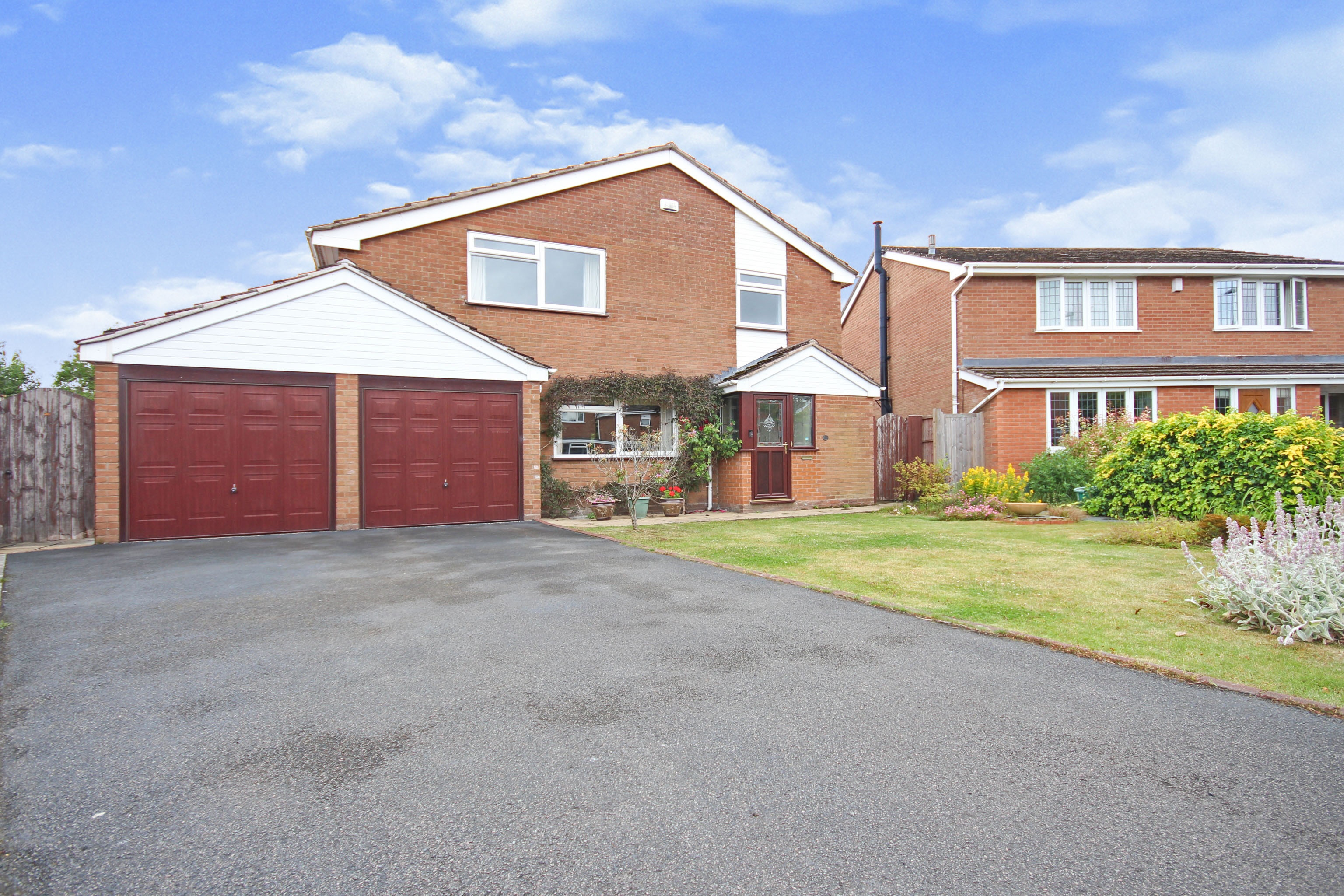 4 bedroom detached house for sale in Oxhayes Close, Balsall Common, CV7 7PS