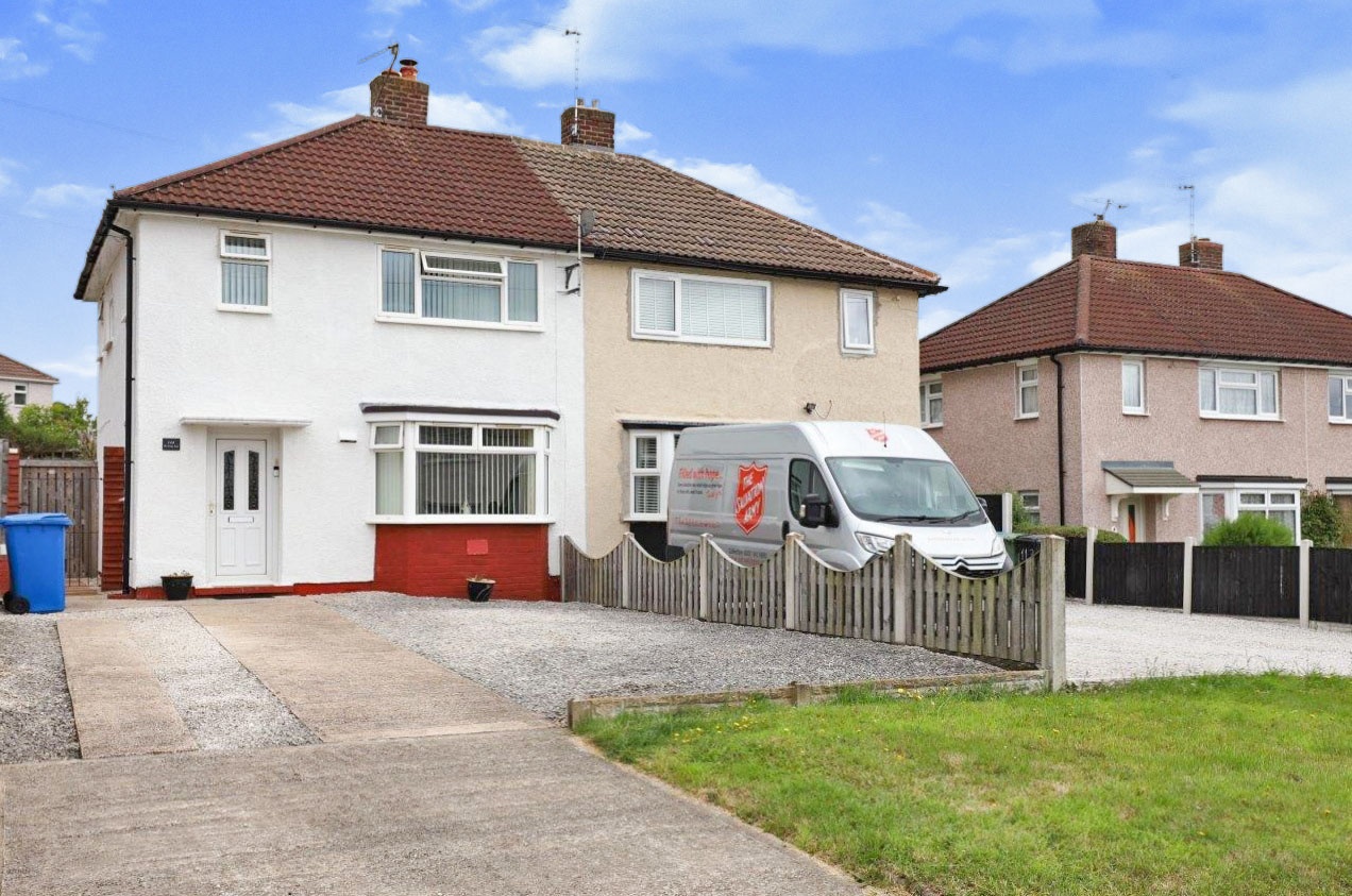 3 bedroom semidetached house for sale in Burnbridge Road, Chesterfield