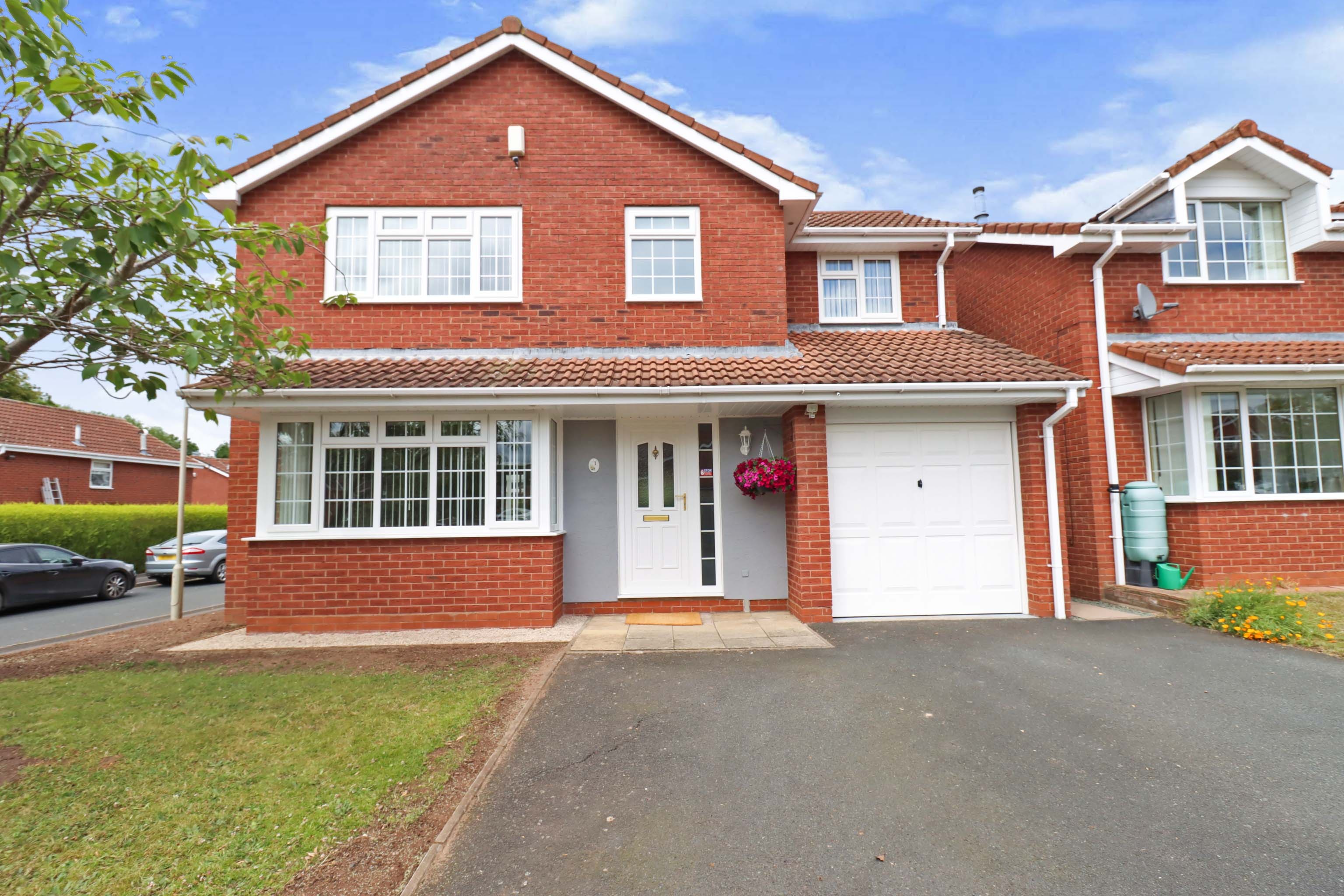 4 bedroom detached house for sale in Osterley Grove, Telford, TF2 8RD