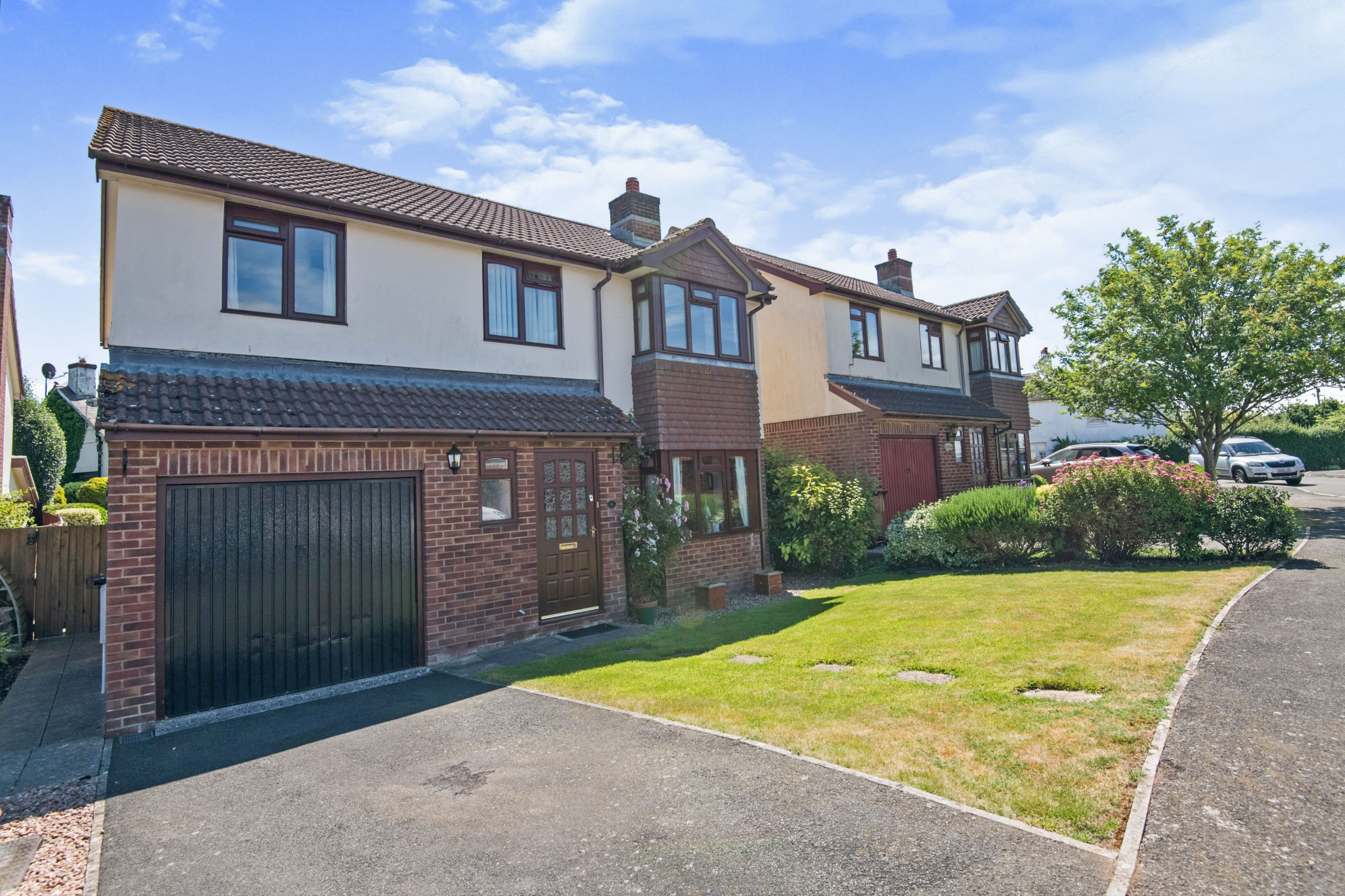 4 bedroom detached house for sale in Chestnut Close, Cheriton