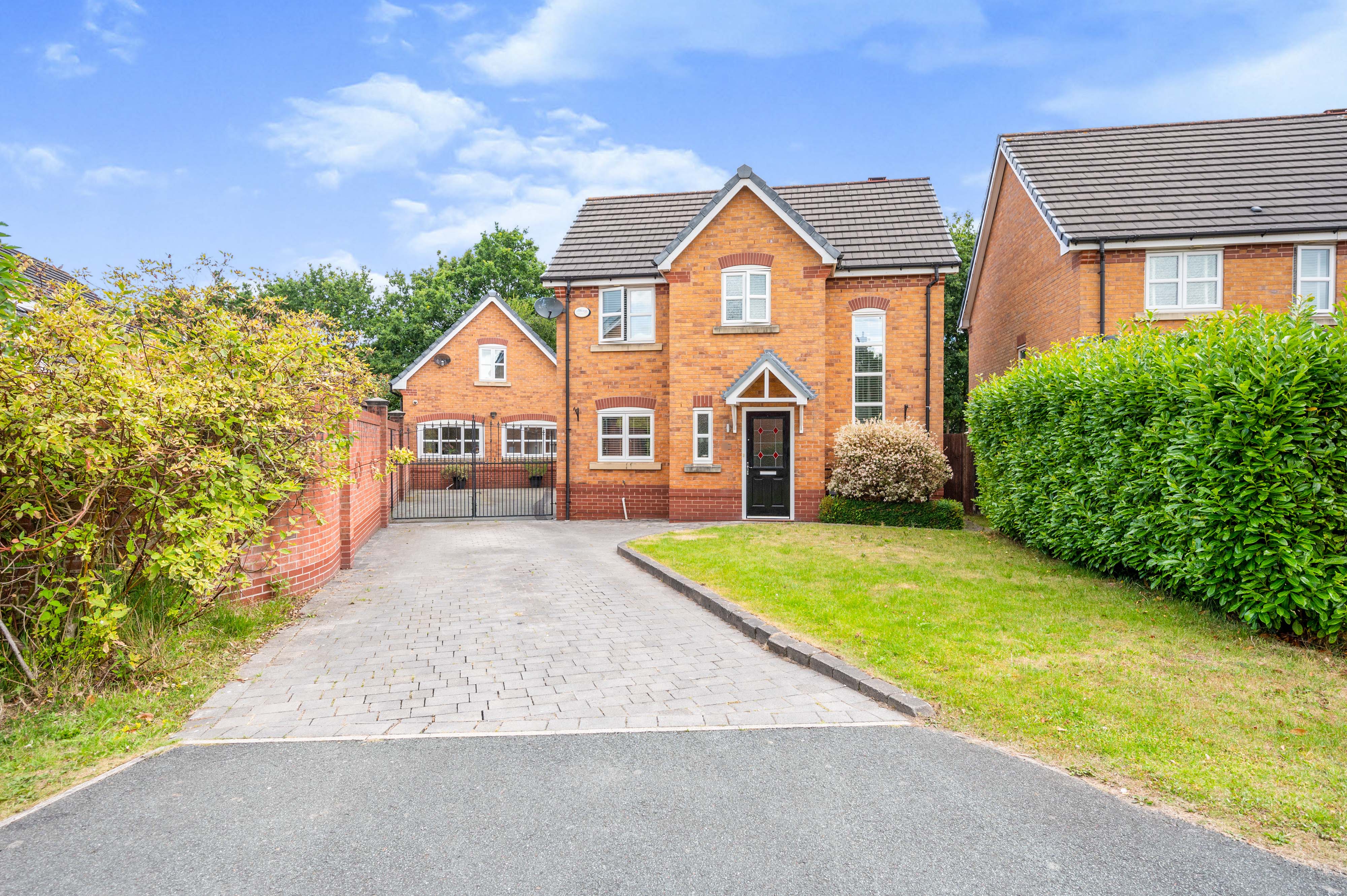 4 bedroom detached house for sale in Montgomery Close, Warrington, WA5 8DL