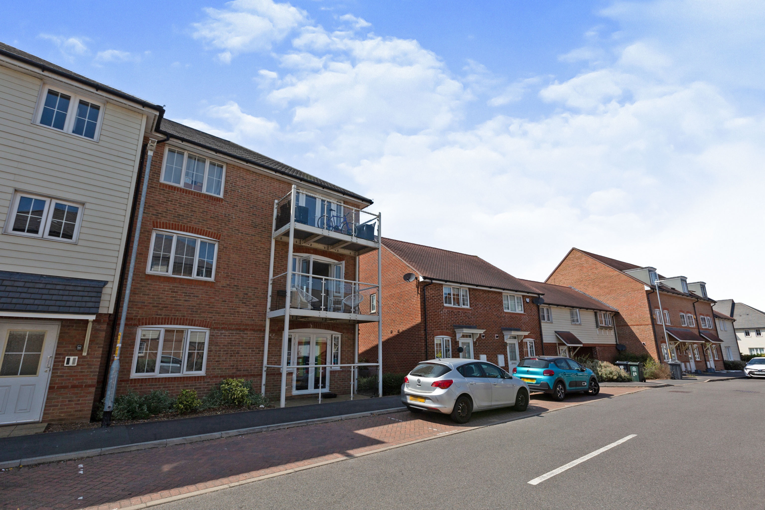 2 bedroom flat for sale in Laurence Rise, Dartford, DA2 6FX