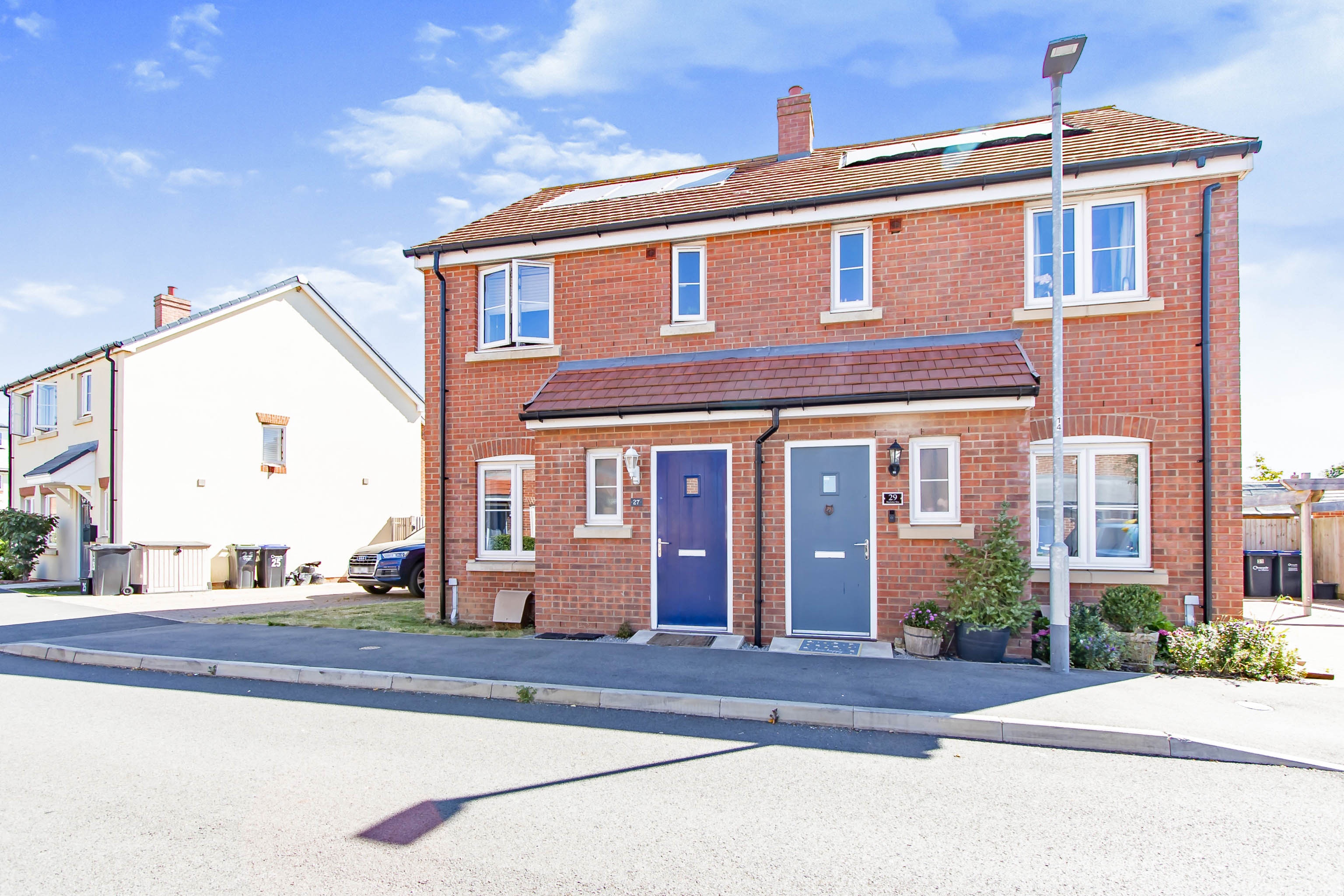 2 bedroom semidetached house for sale in Batchelor Way, Salisbury, SP5 3FN