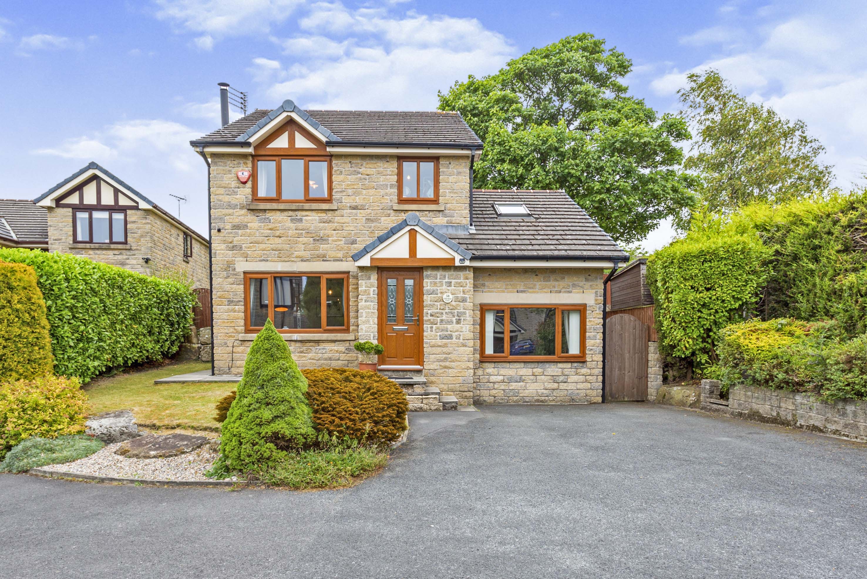 5 bedroom detached house for sale in Old Kiln Lane, Oldham, OL4 5RZ