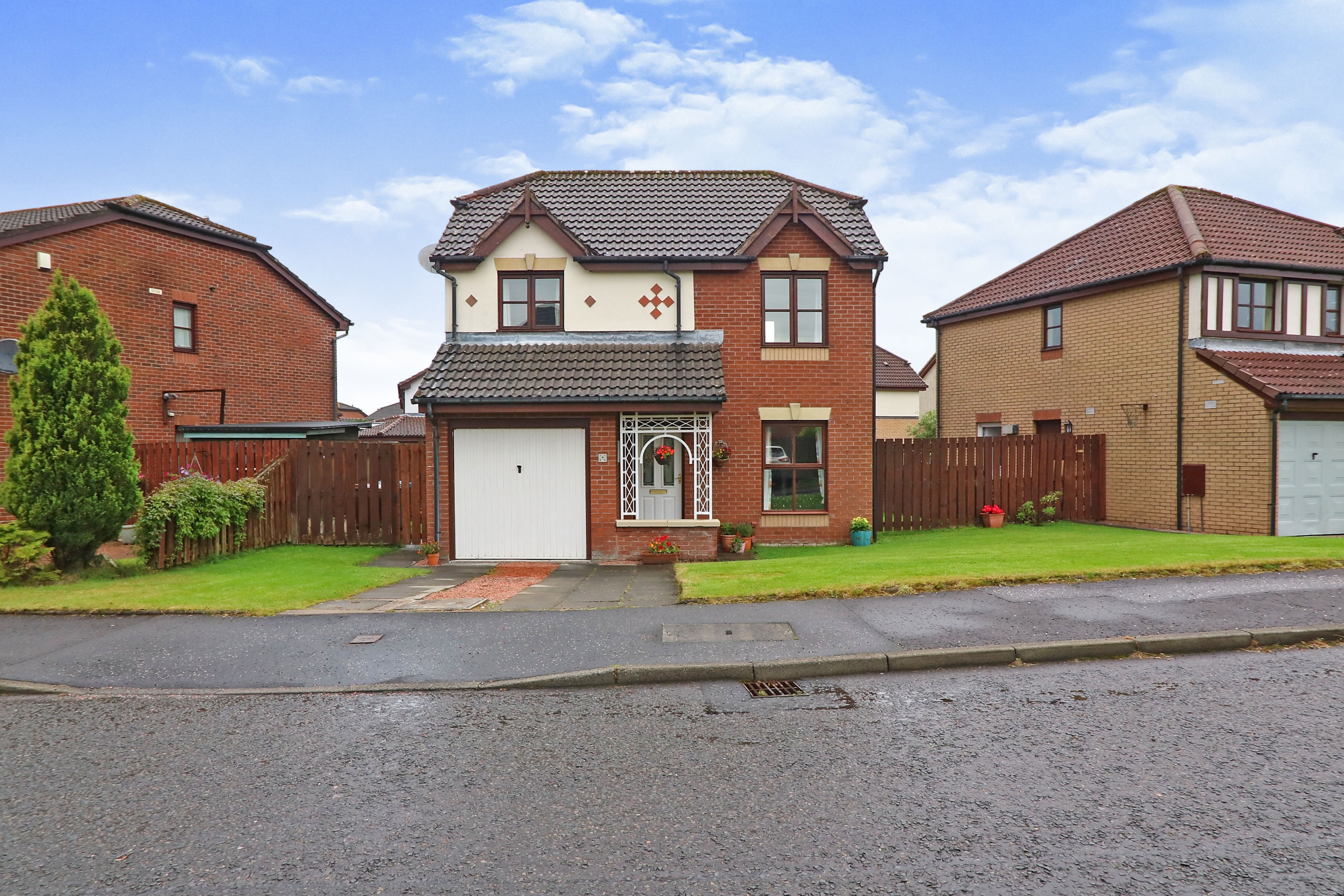 4 bedroom detached house for sale in Cawder Road, Glasgow, G68 0BF