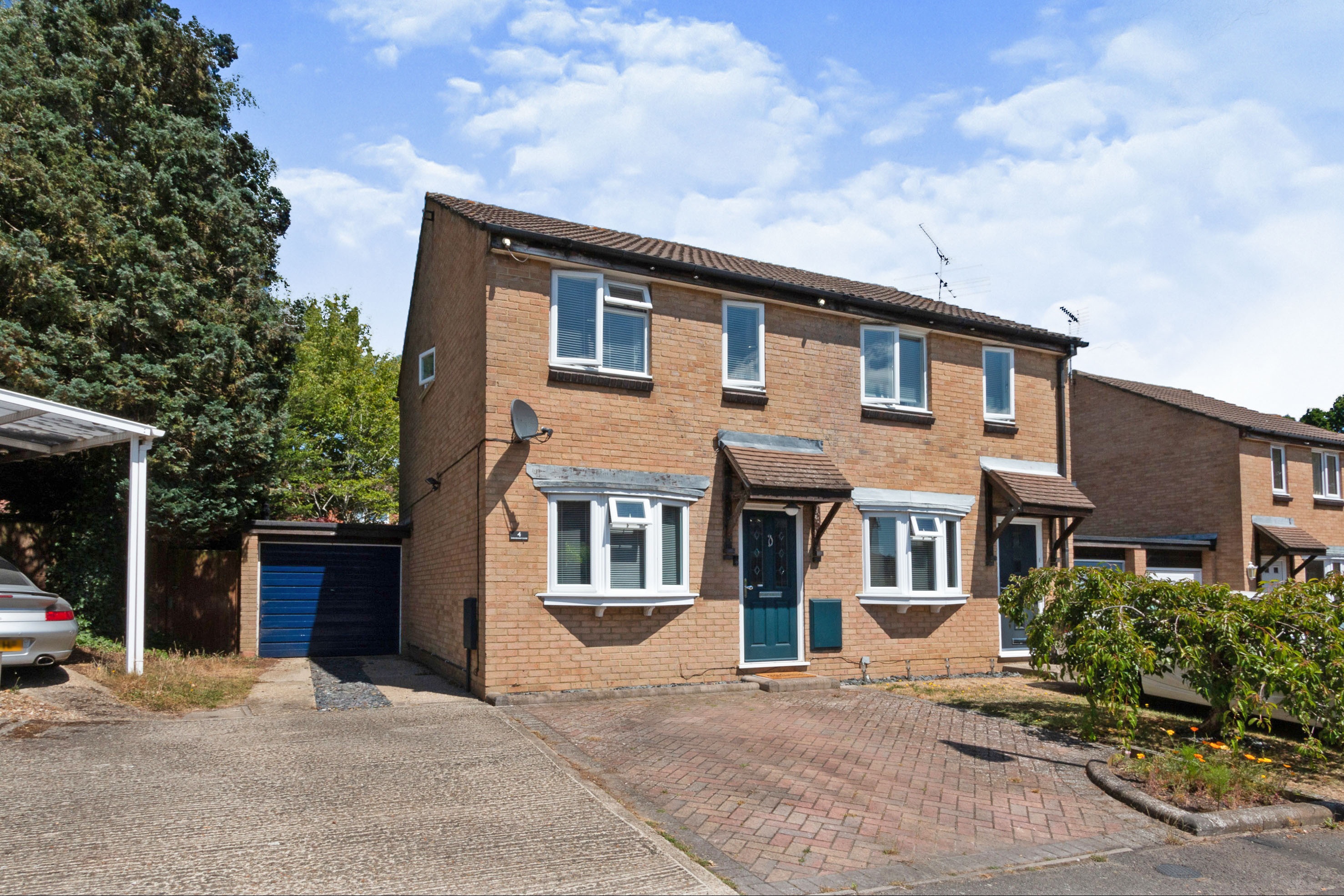 2 bedroom semidetached house for sale in Shrivenham Close, Sandhurst