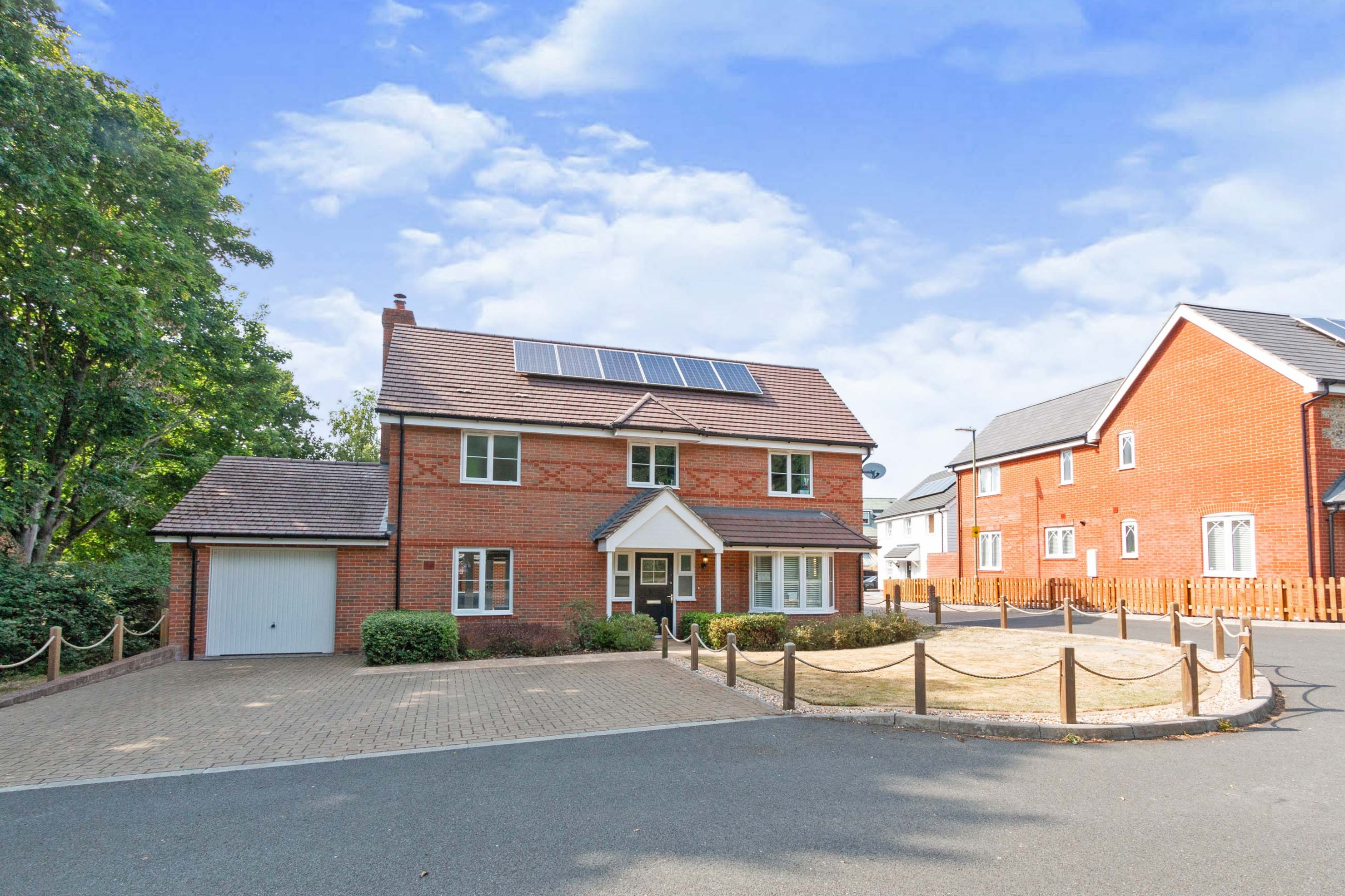 4 bedroom detached house for sale in Rana Drive, Fleet, GU52 8AJ