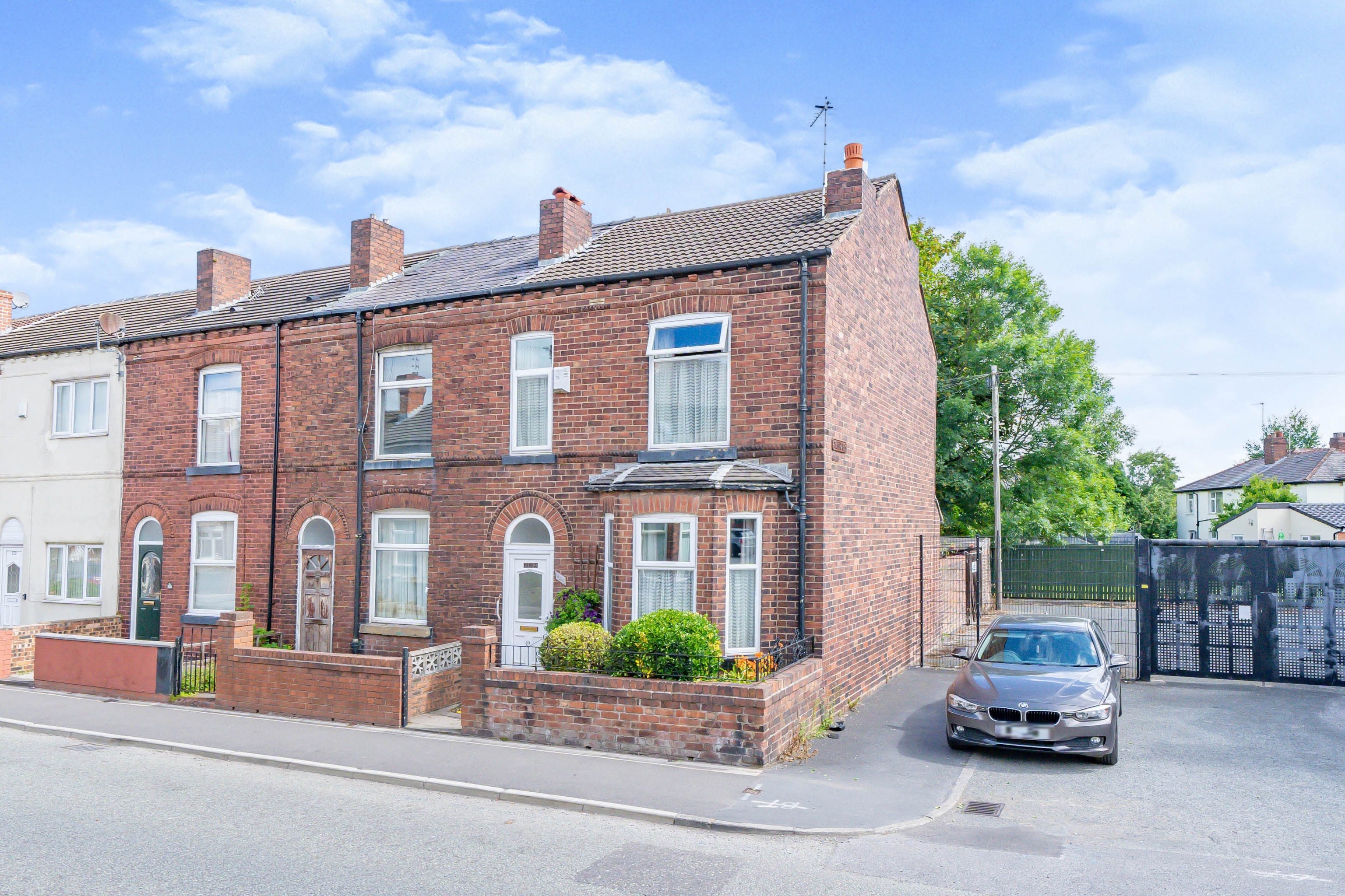 3 bedroom end of terrace house for sale in Wargrave Road, Newtonle