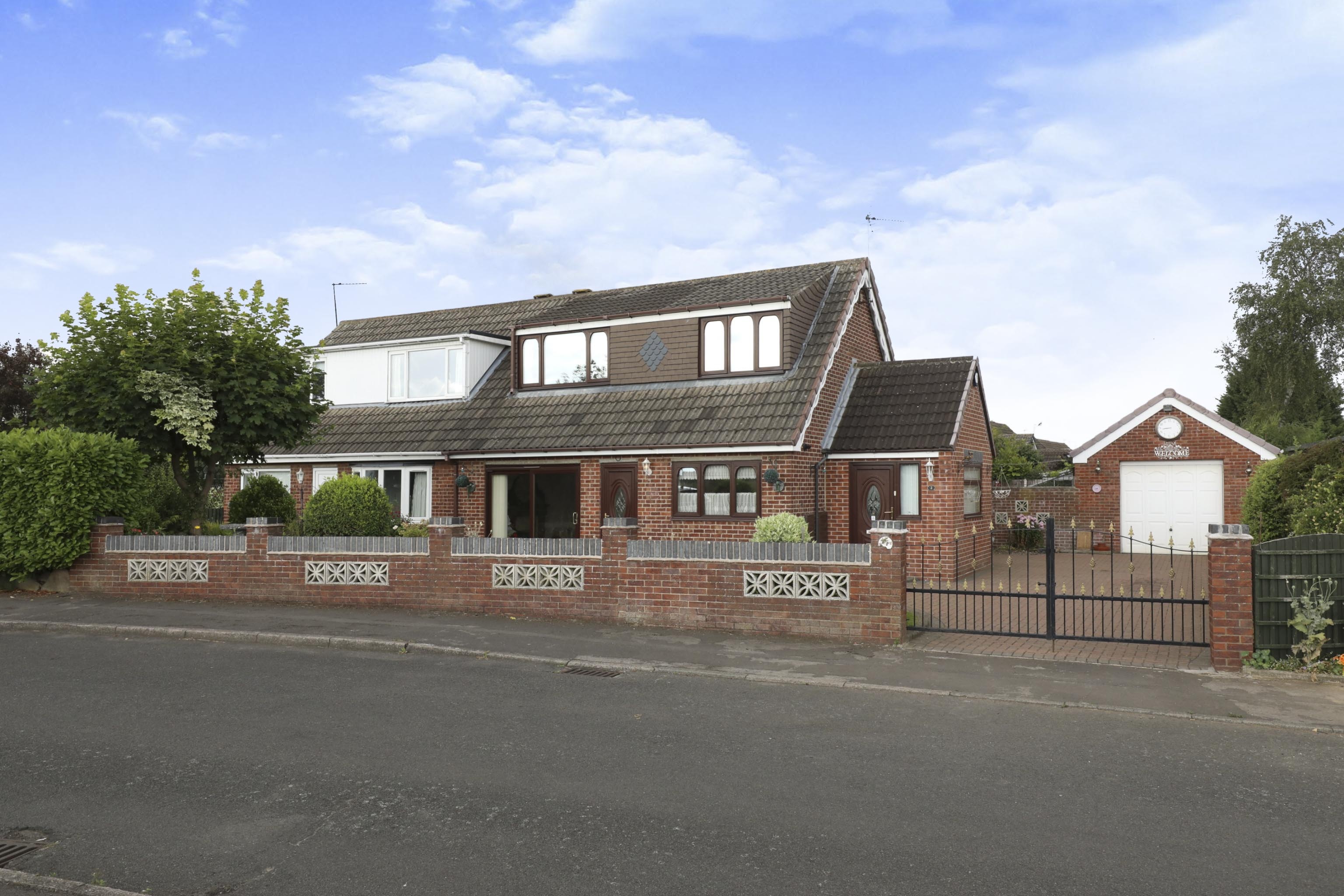 2 bedroom detached bungalow for sale in Lane, Doncaster