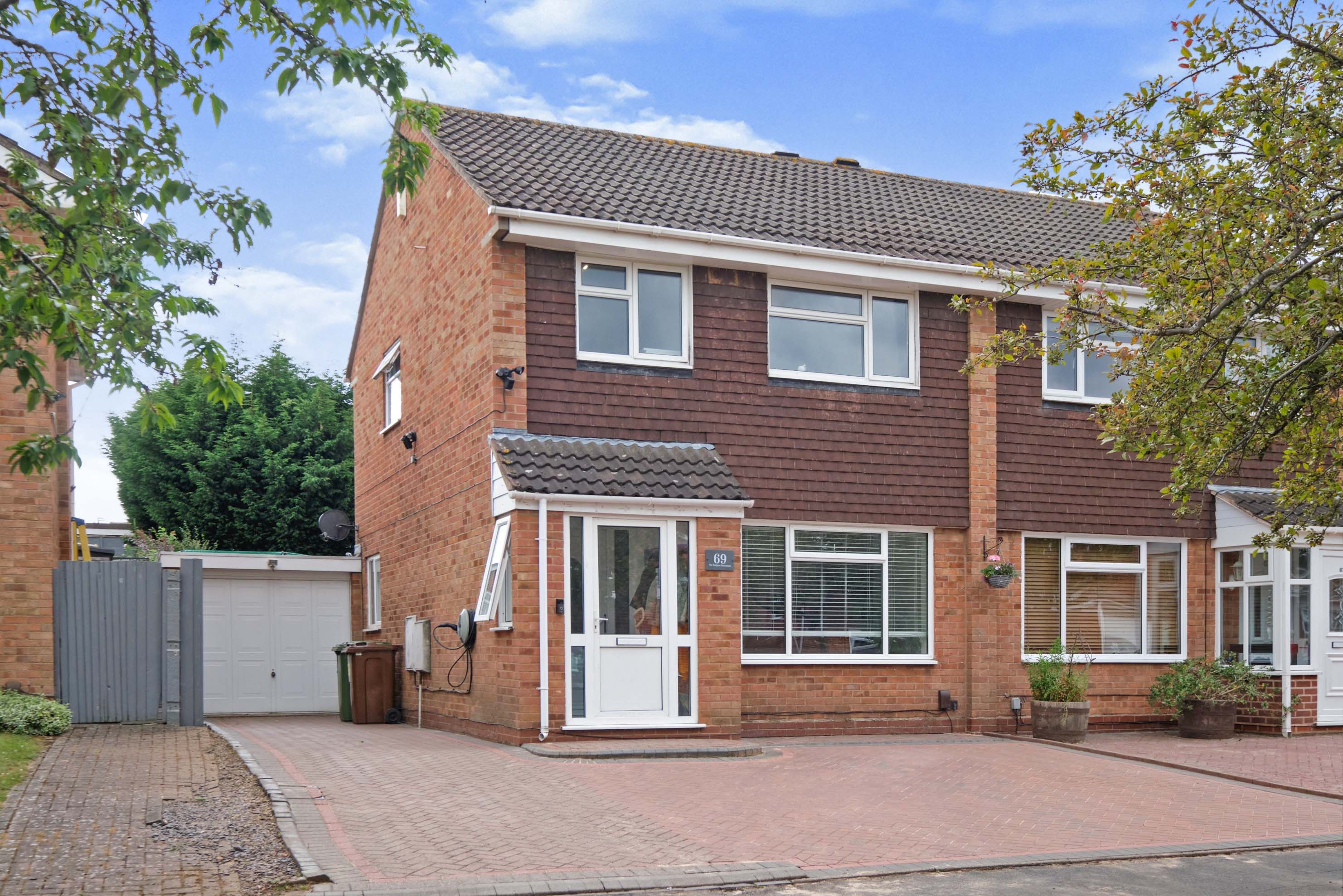 3 bedroom semidetached house for sale in Kingsleigh Drive, Birmingham, B36 9DY