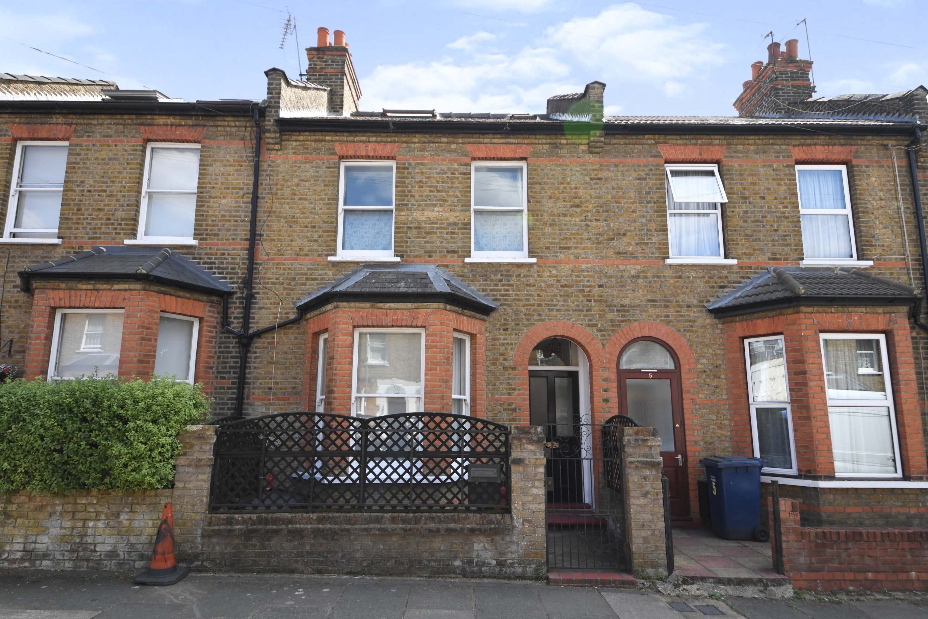 3 bedroom terraced house for sale in Theobalds Avenue, London, N12 8QG