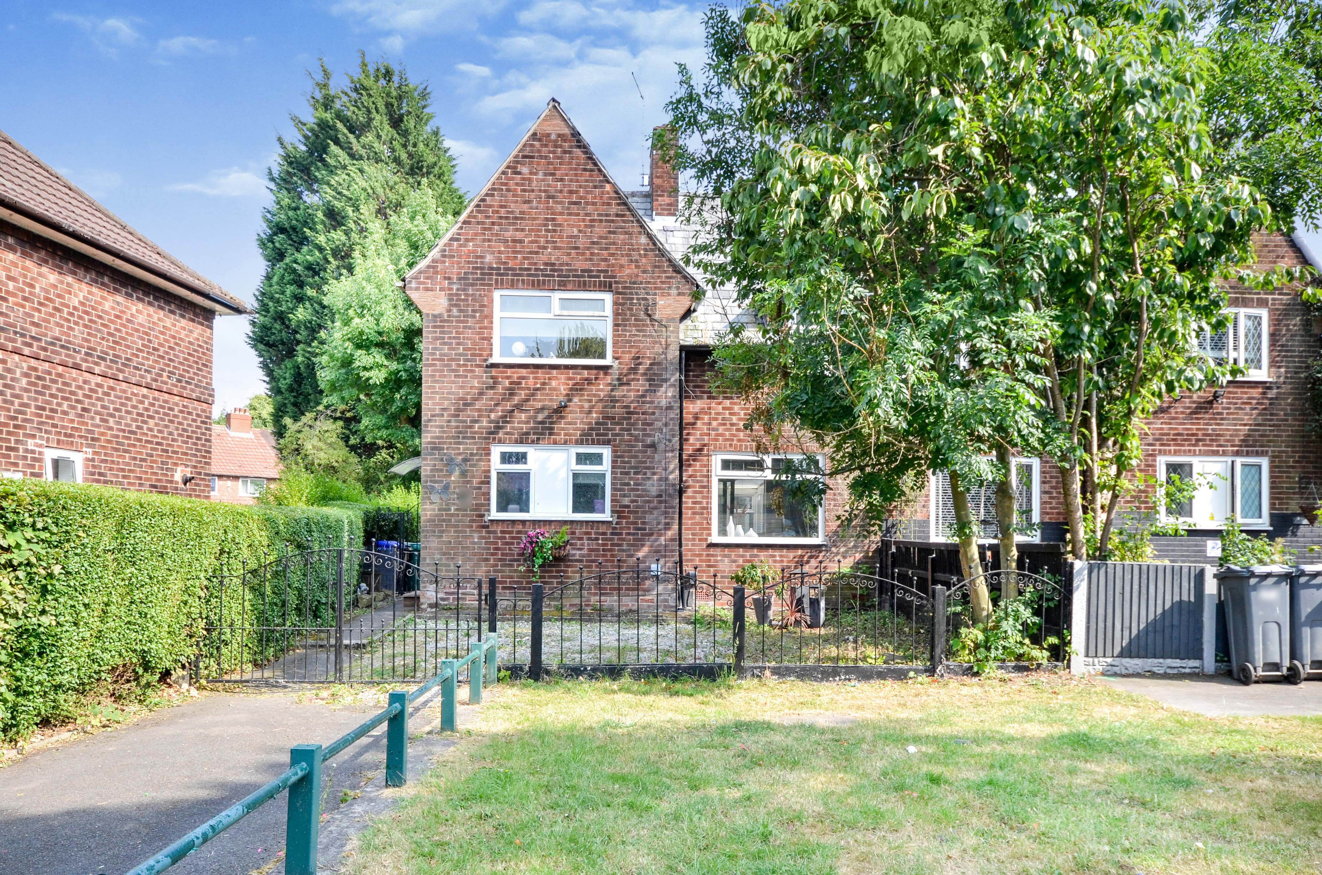 3 bedroom semidetached house for sale in Woodhouse Lane, Manchester