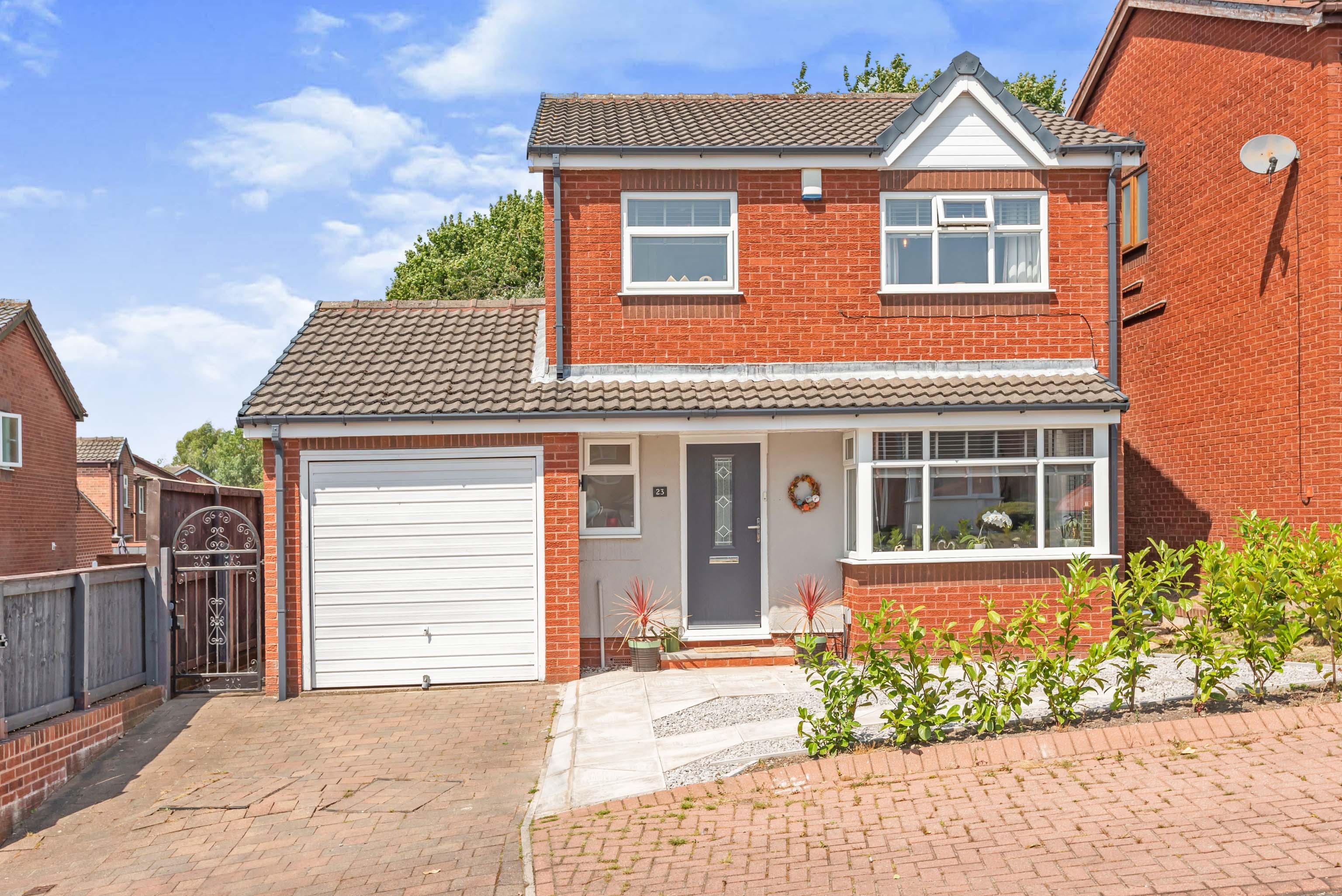 3 bedroom detached house for sale in Way, Tingley, WF3 1UA